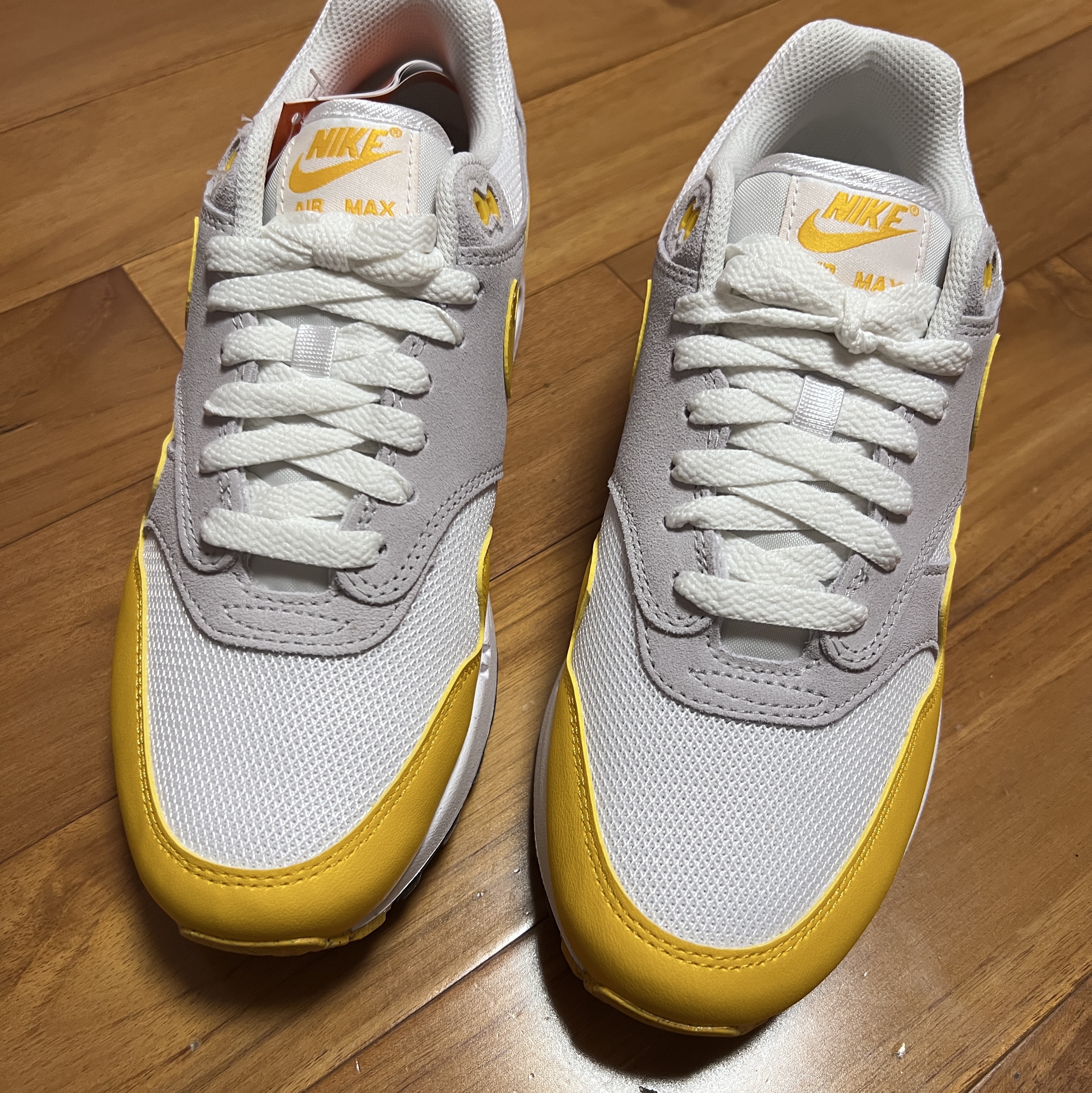 Nike Air Max 1 Essential White University Gold 착용 스타일