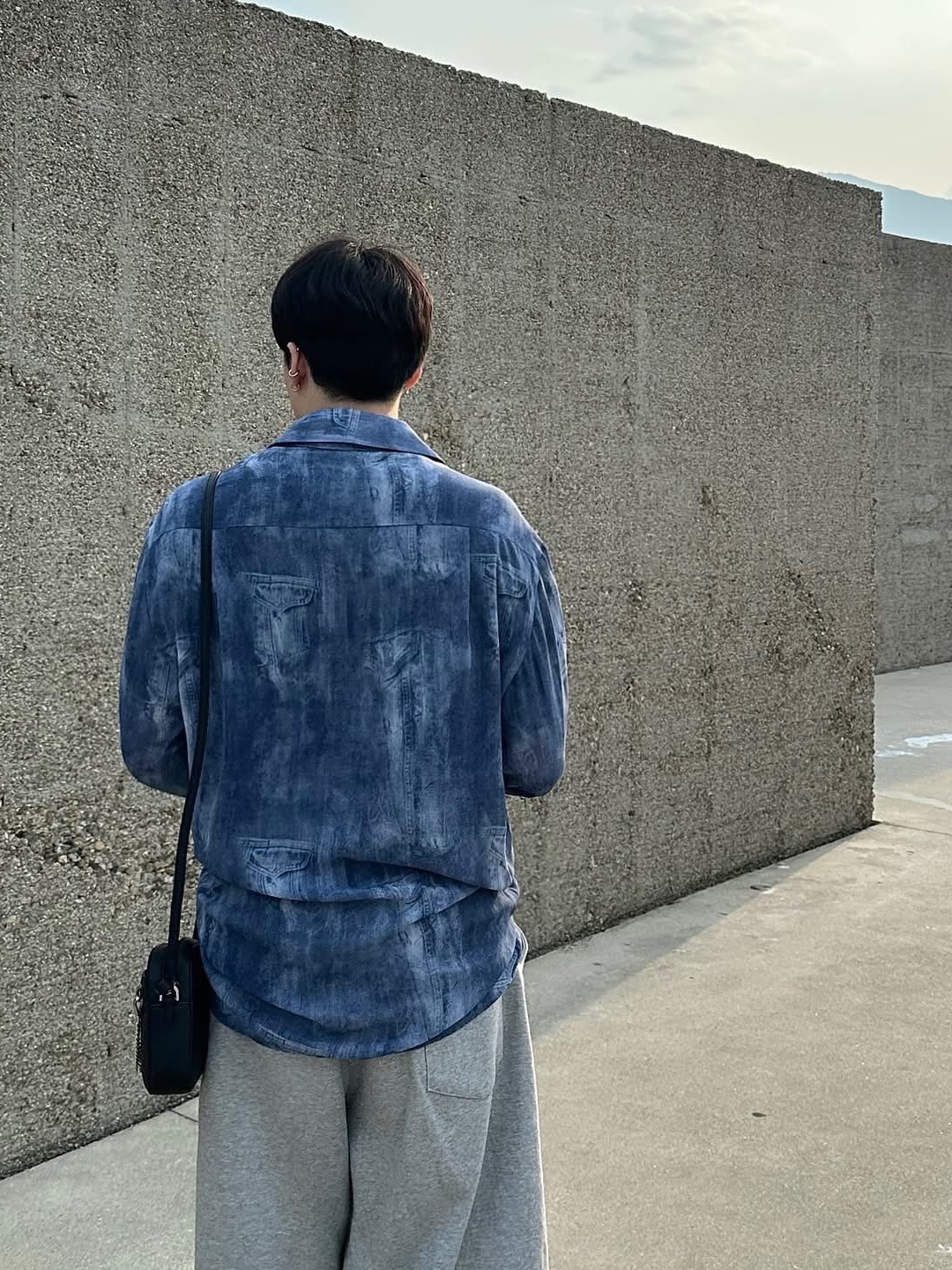 Matin Kim Big Coating Tote Bag Black, Nike Air Force 1 '07 Low Triple Black 착용 스타일 - 5