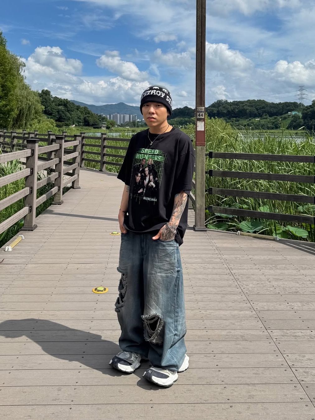 BLR Destroyed Oil Washed Wide Denim Pants Light Blue, Balenciaga Cargo Sneakers White Grey 착용 스타일 - 4