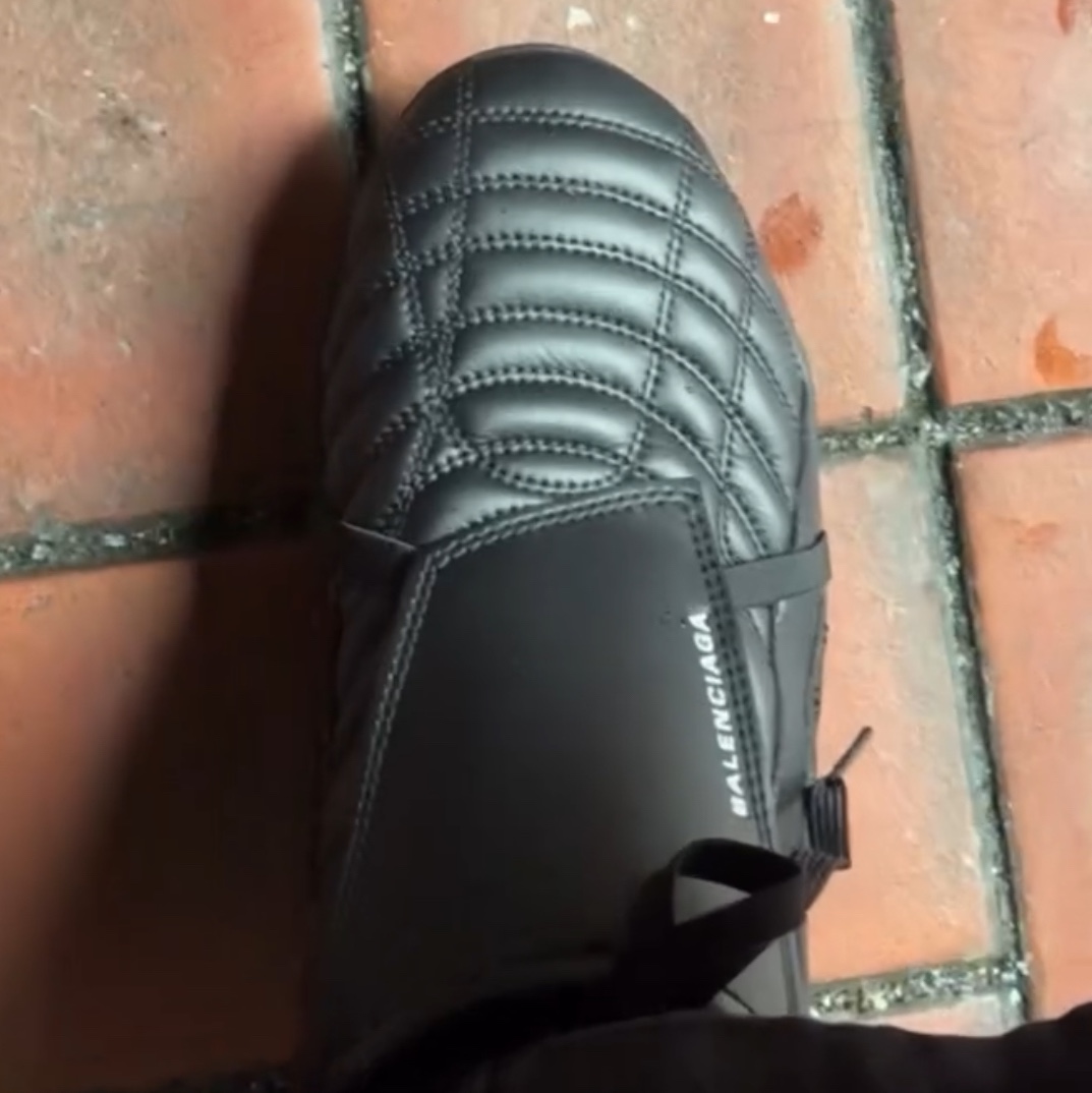 Balenciaga Soccer Sneakers Black 착용 스타일 - 2
