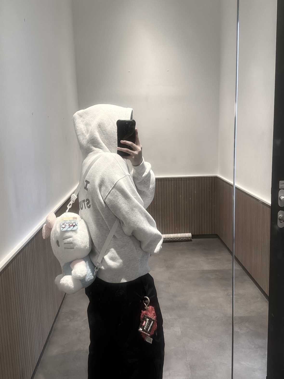 IAB Studio Hoodie Light Gray 착용 스타일