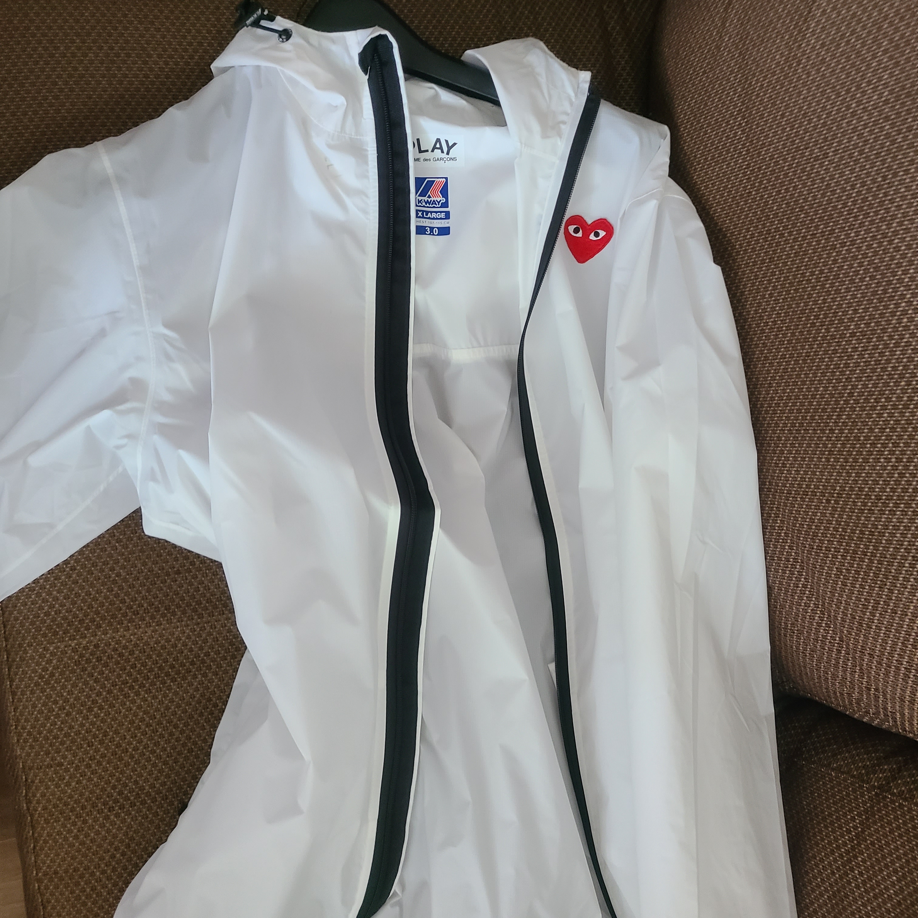 Play Comme des Garcons x K-Way Full Zip Jacket White 착용 스타일