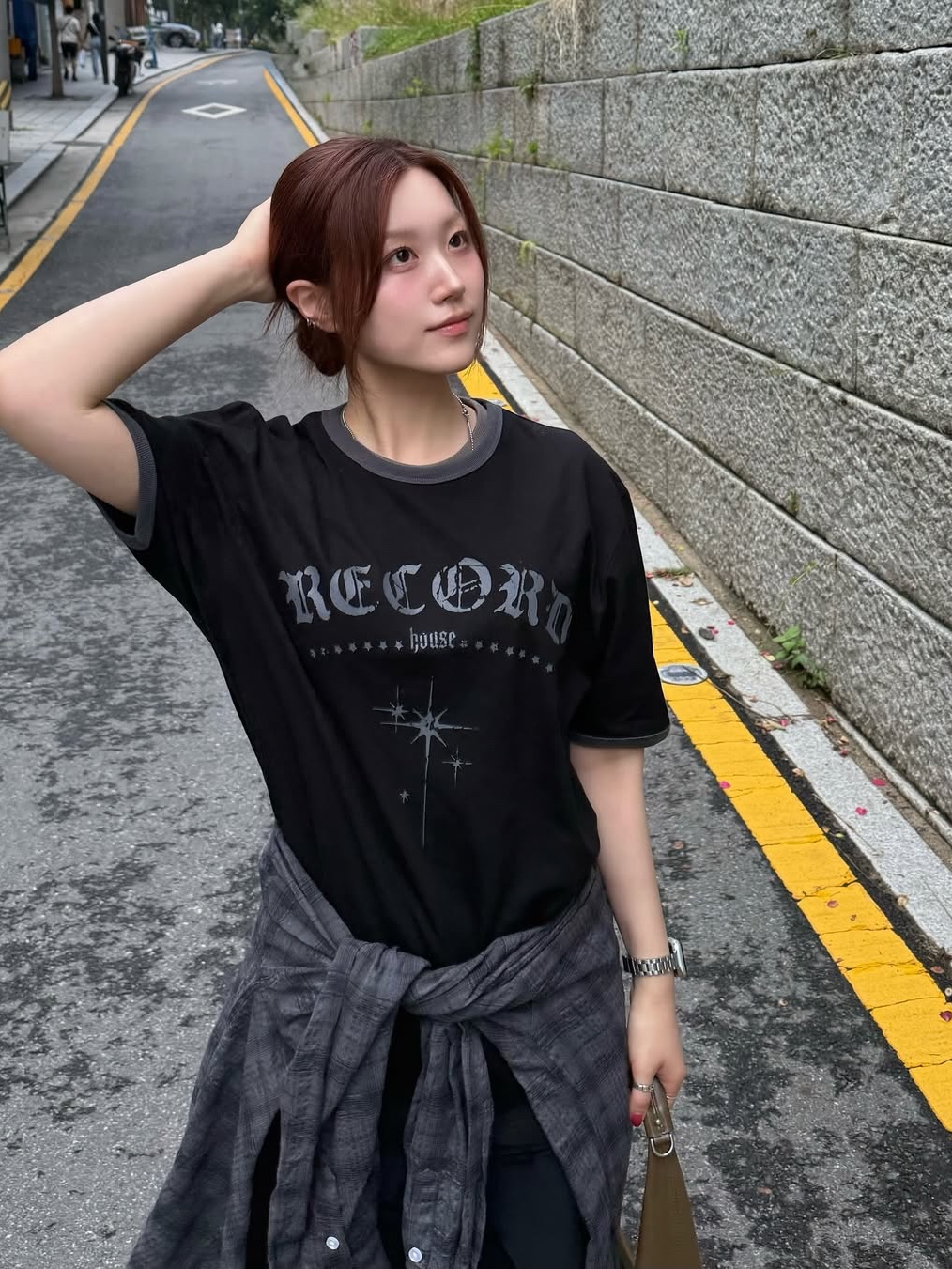 SLOW RECORD HOUSE Unisex RECORD Ringer Tee Black 착용 스타일 - 1