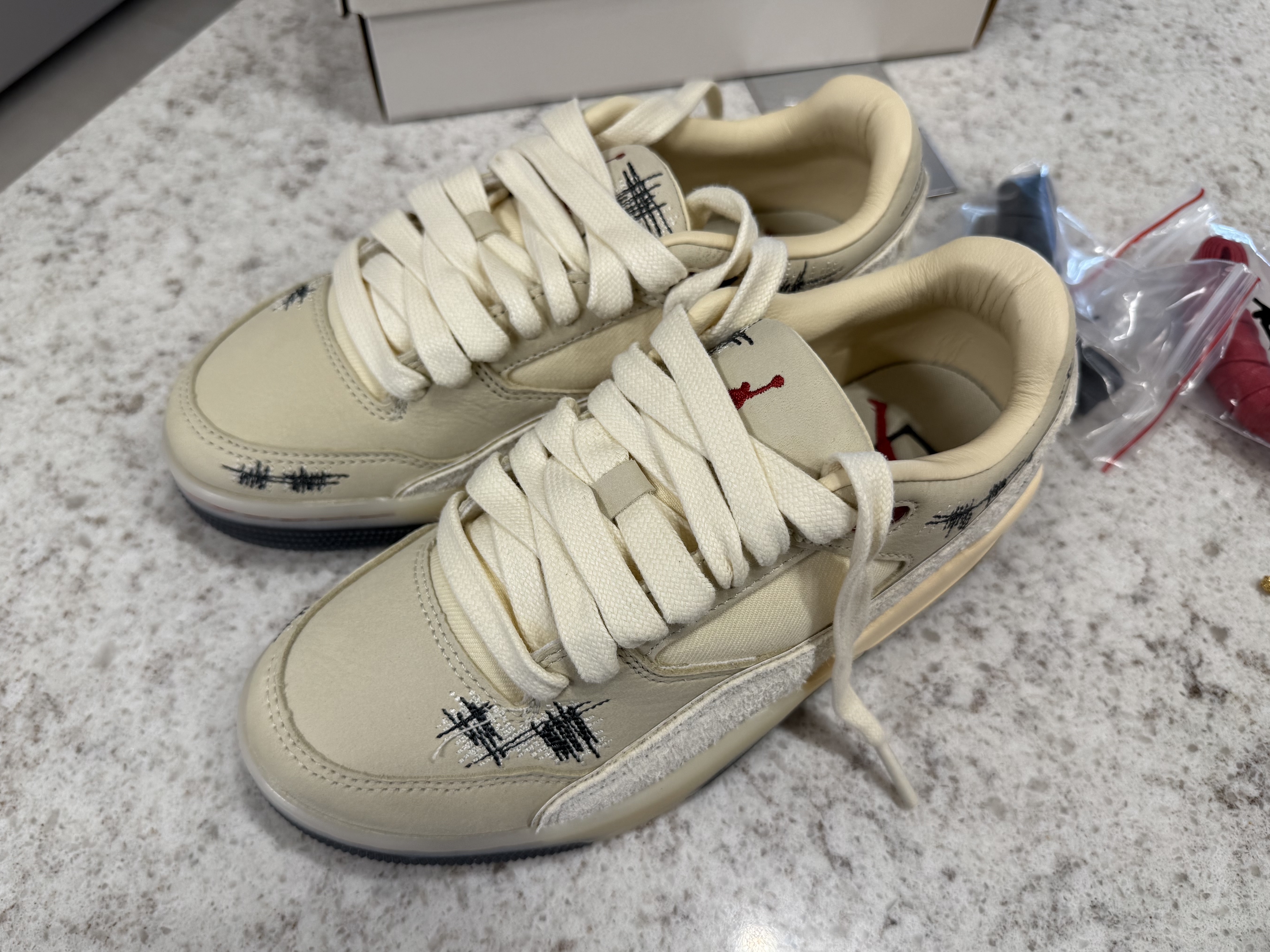 (W) Jordan x Tela Flight Court Crepe, (W) Nike x Veneda Carter Air Max Muse White and Cargo Khaki 착용 스타일 - 2