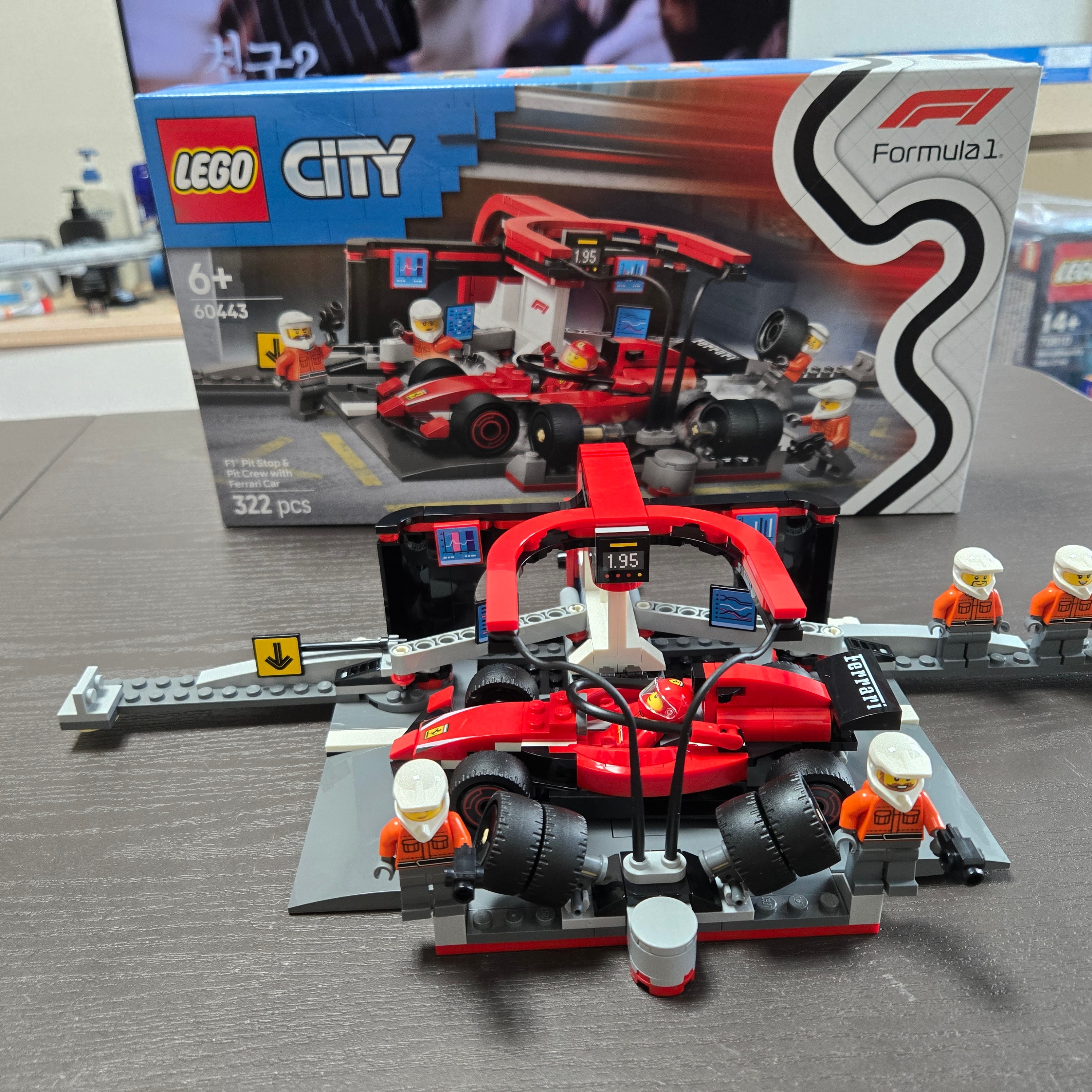 Lego City Ferrari Pit Stop & Pit Crew with Ferrari Car 착용 스타일 - 1