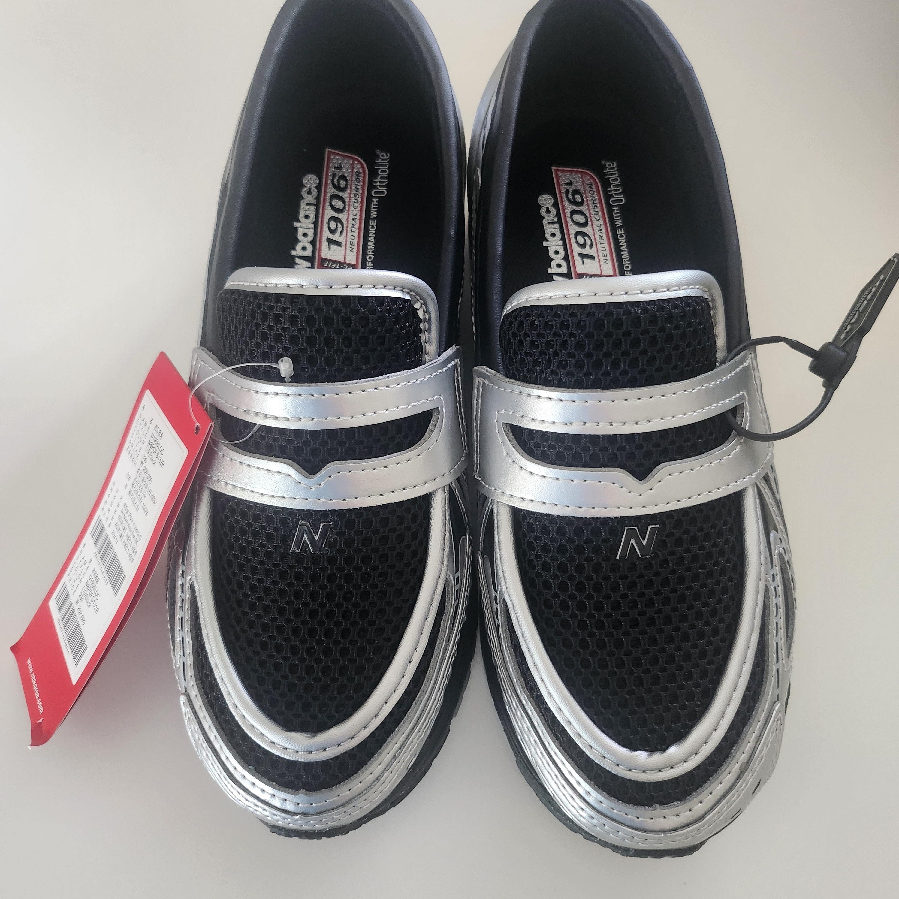 New Balance 1906L Silver Metallic Black 착용 스타일