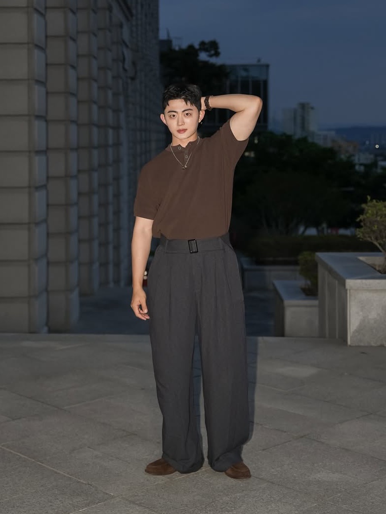 Knitted Coolever Henley Neck Half Sleeve Knit Brown 착용 스타일