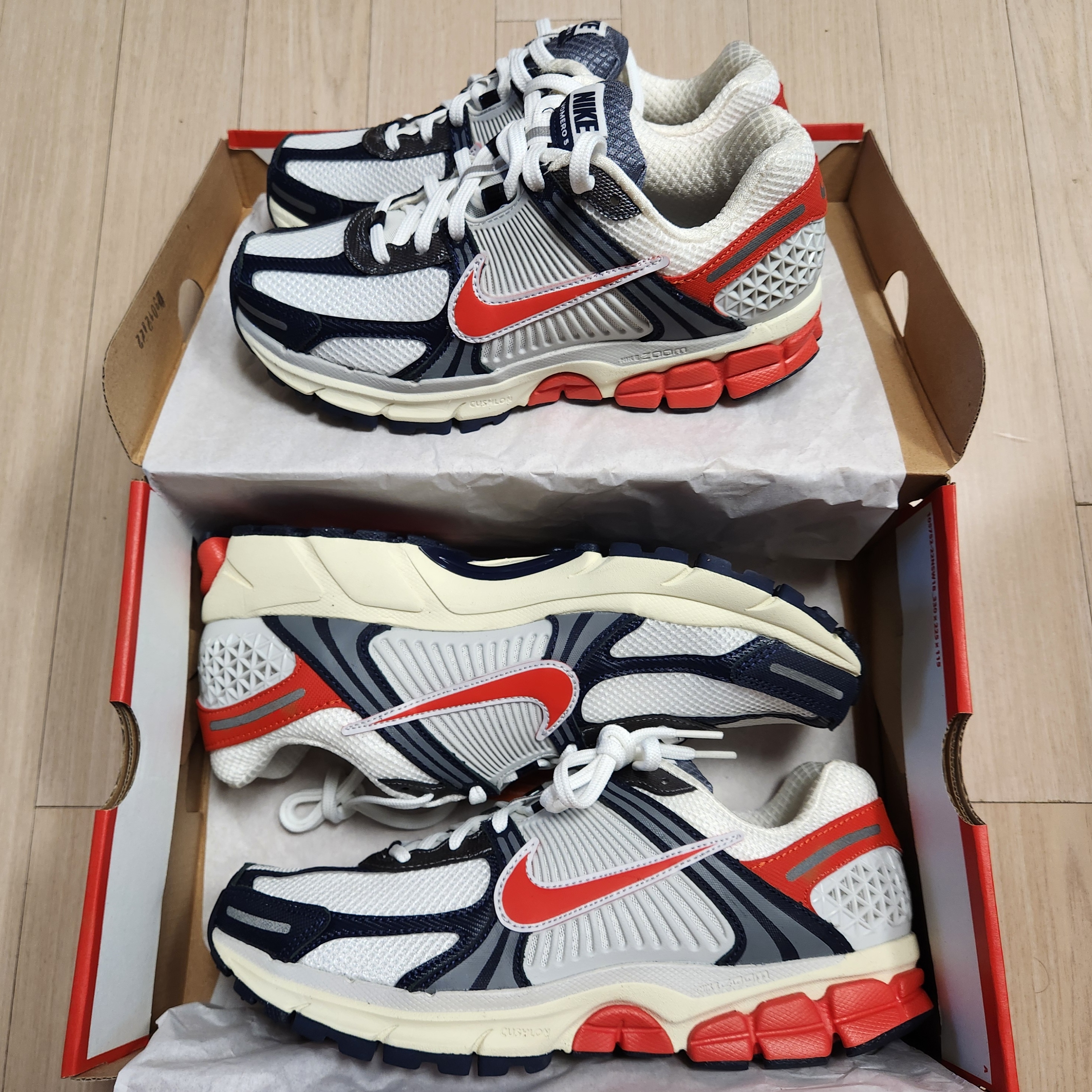 Nike Zoom Vomero 5 Photon Dust Picante Red 착용 스타일