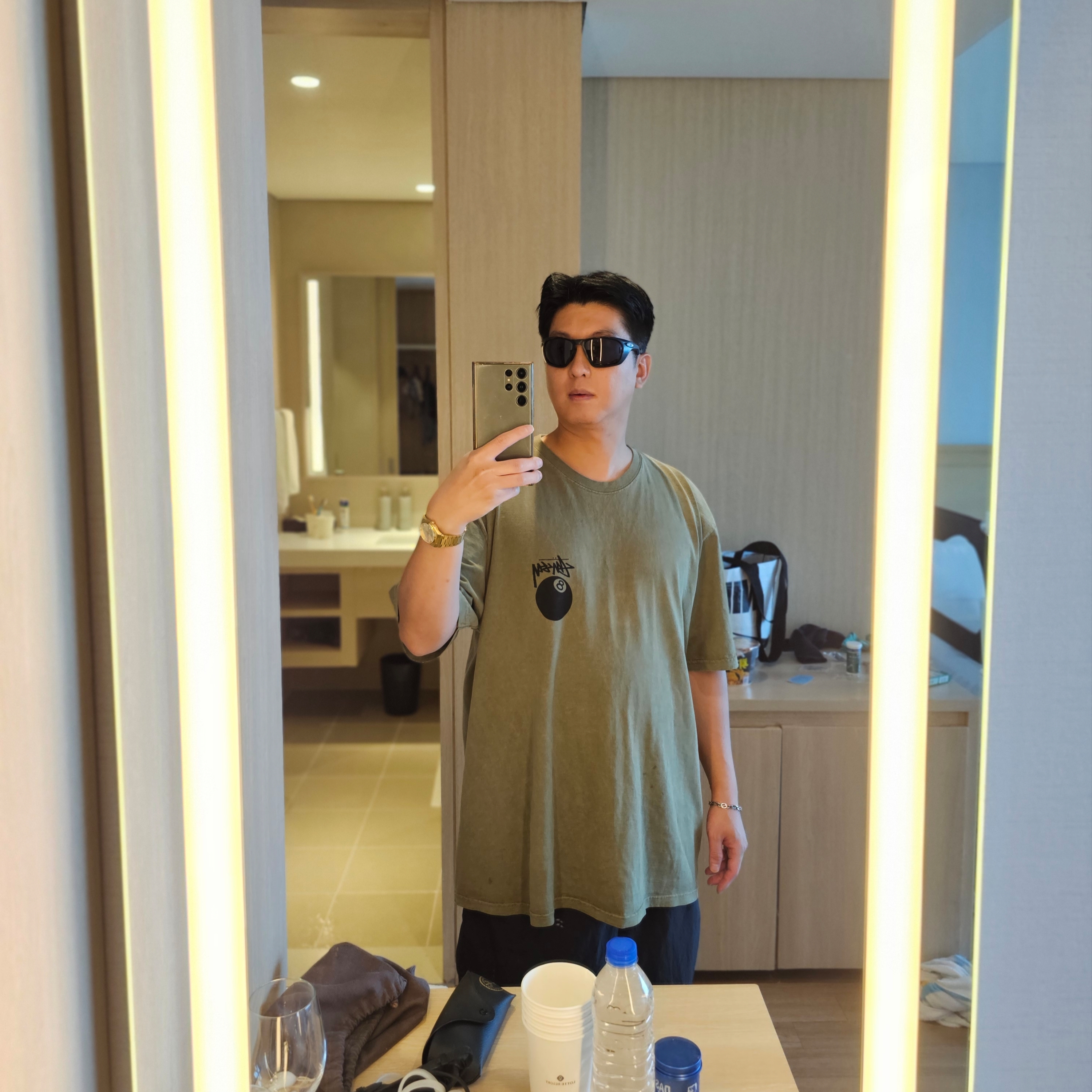 Stussy 8 Ball Pigment Dyed T-Shirt Olive, Oakley Lateralis Matte Black Ink Frame Prizm Grey Lenses High Bridge Fit 착용 스타일 - 2