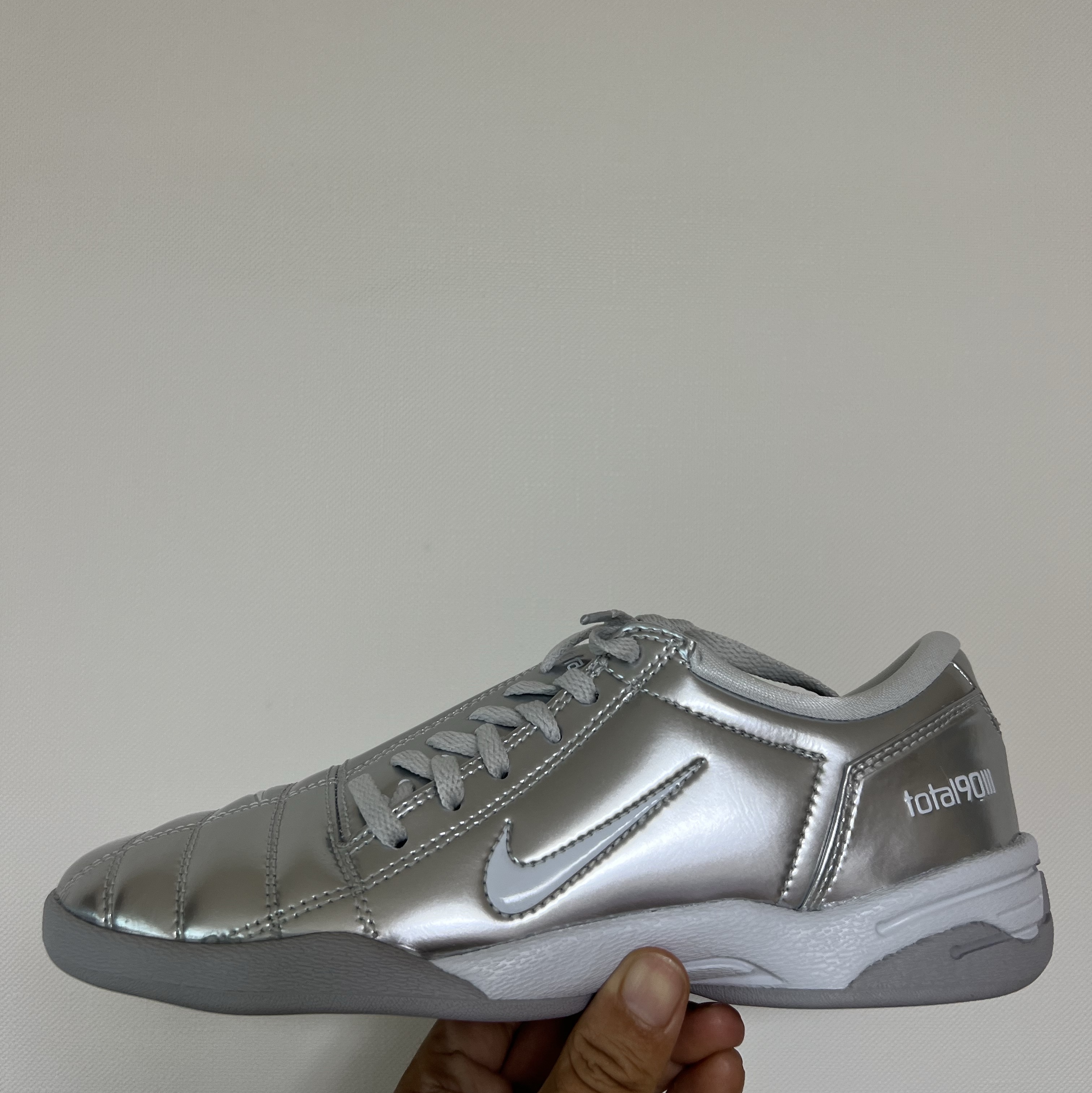 (W) Nike Total 90 III SP Metallic Platinum White 착용 스타일 - 1