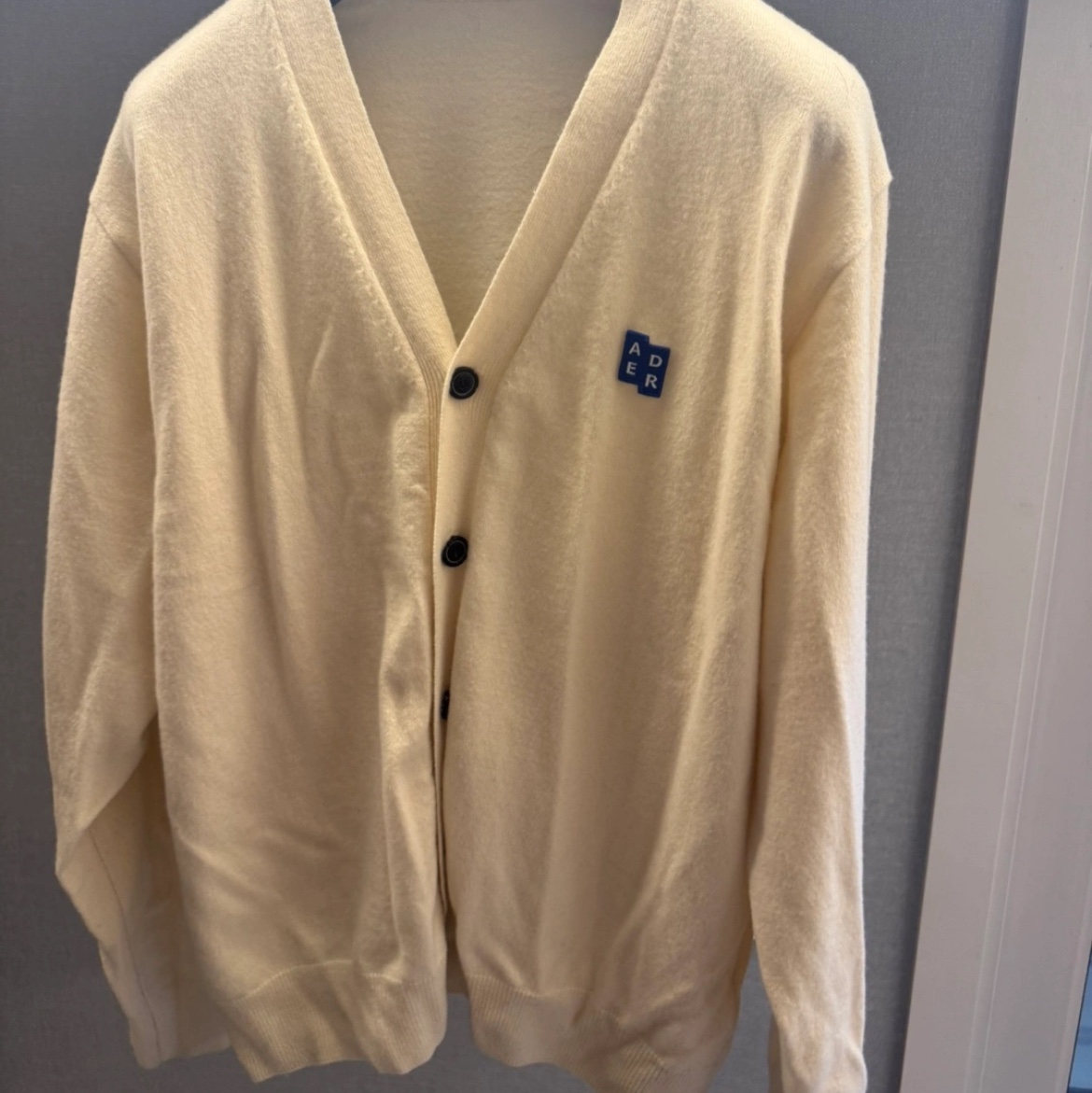 Ader Error Sig; TRS/BL Tag Cardigan 02 Oatmeal 착용 스타일