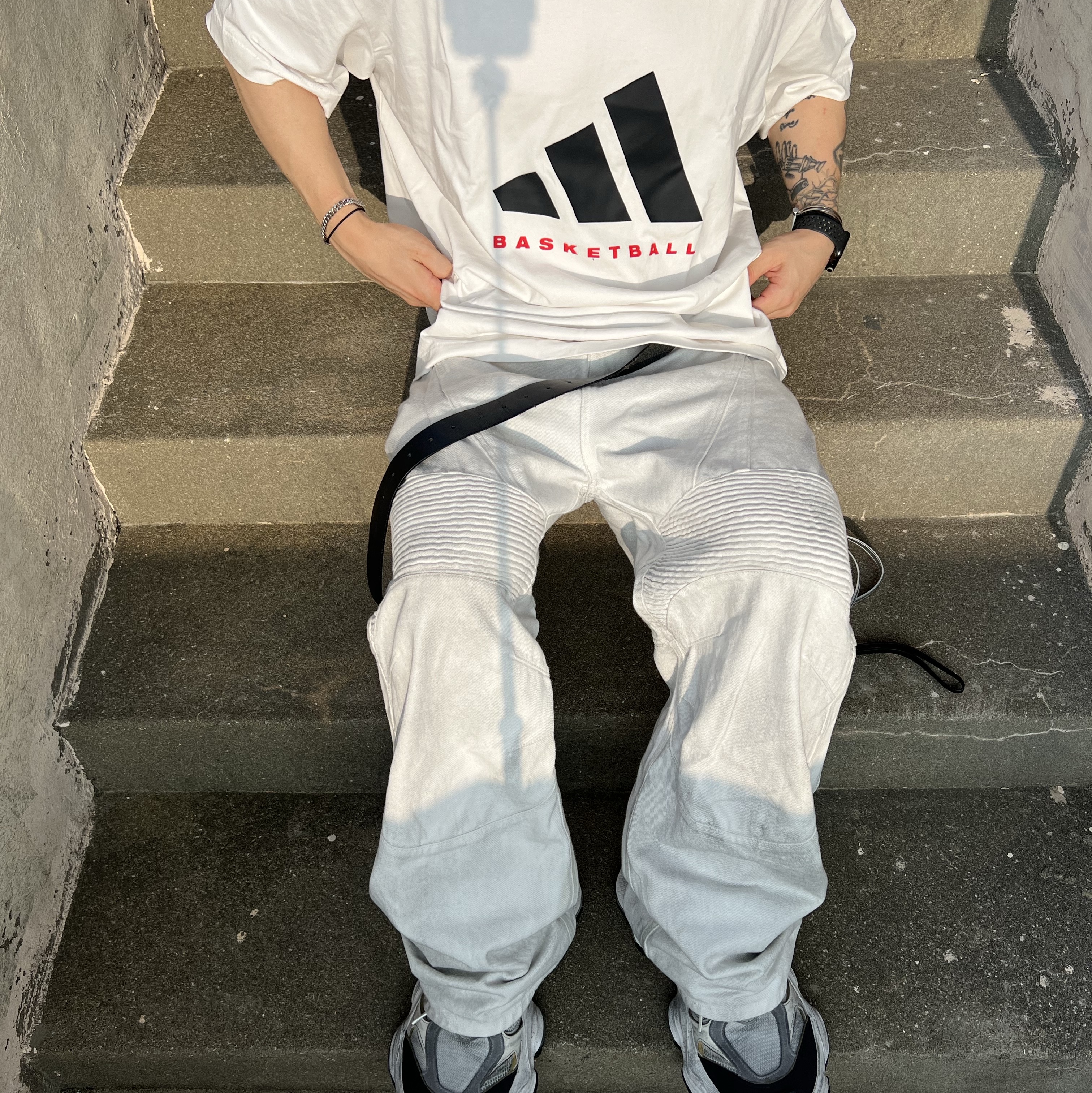 Balenciaga Cargo Sneakers White Grey 착용 스타일 - 1