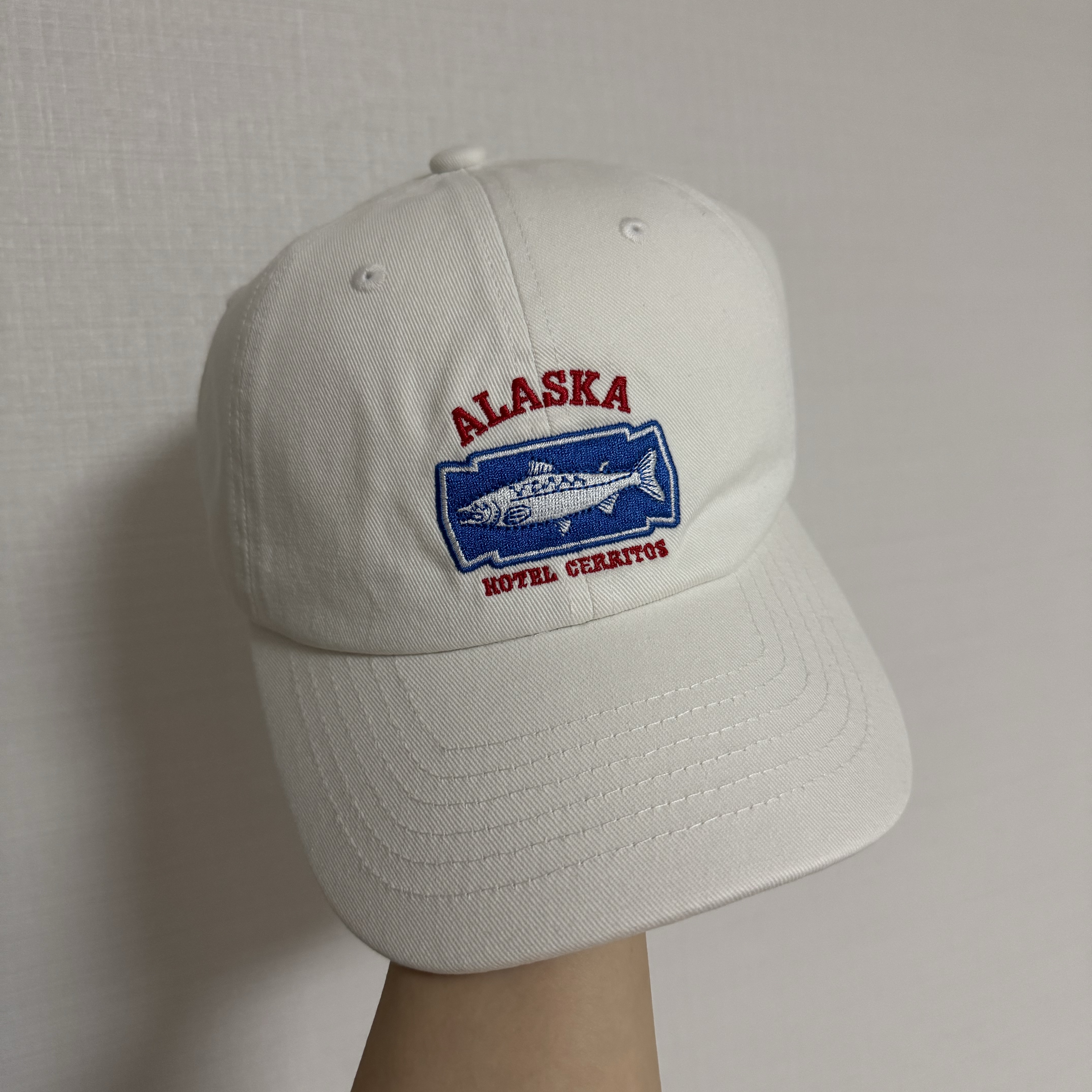 Hotel Cerritos Alaska Salmon Ball Cap White 착용 스타일