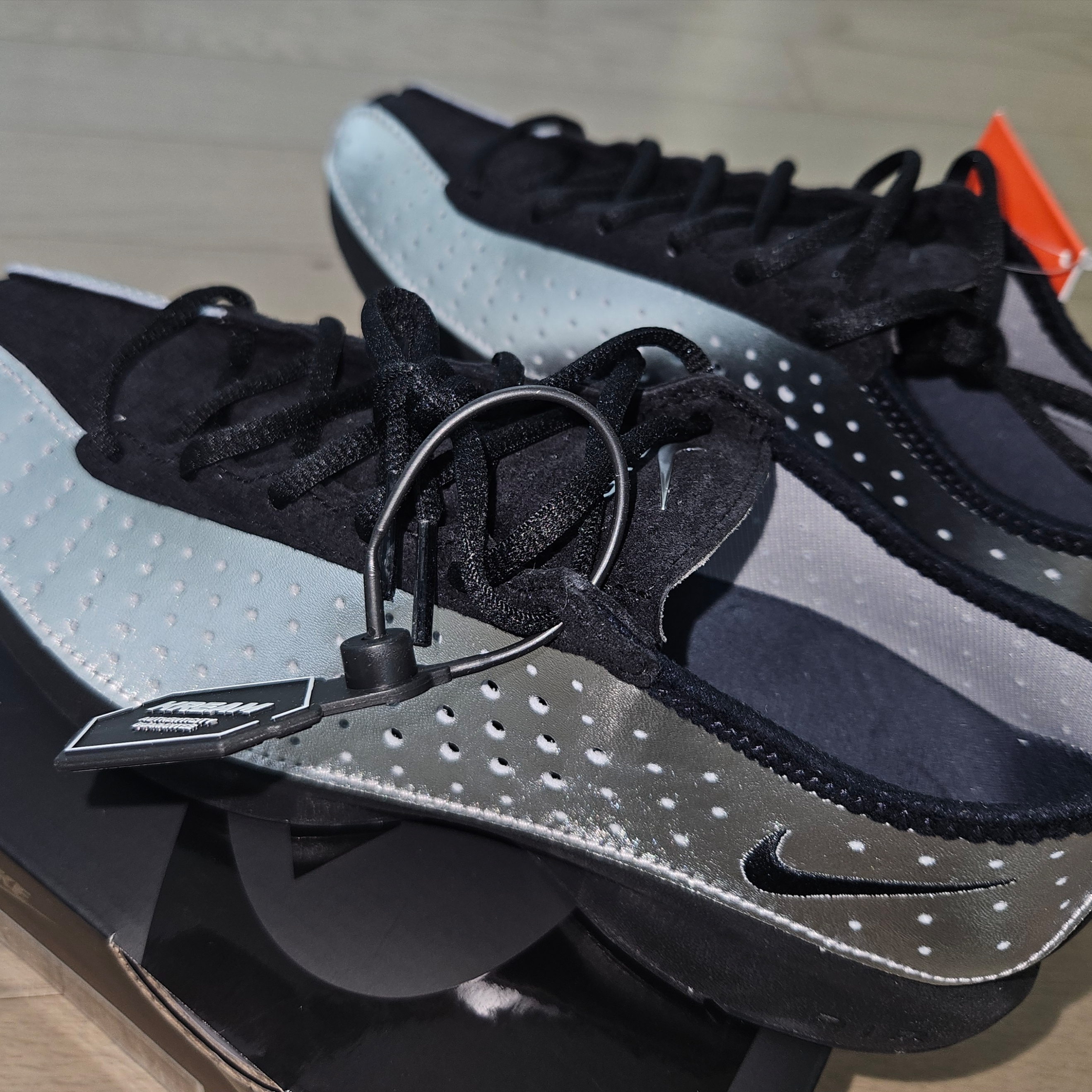 (W) Nike Air Superfly Metallic Silver and Black 착용 스타일 - 4
