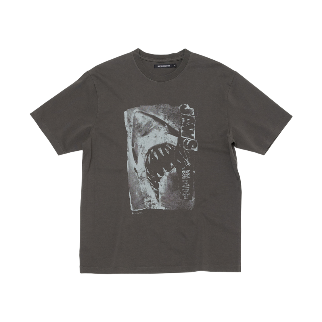 해칭룸 x 죠스 50주년 기념 티셔츠 차콜(Hatchingroom x Jaws 50th Anniversary T-Shirt Charcoal)