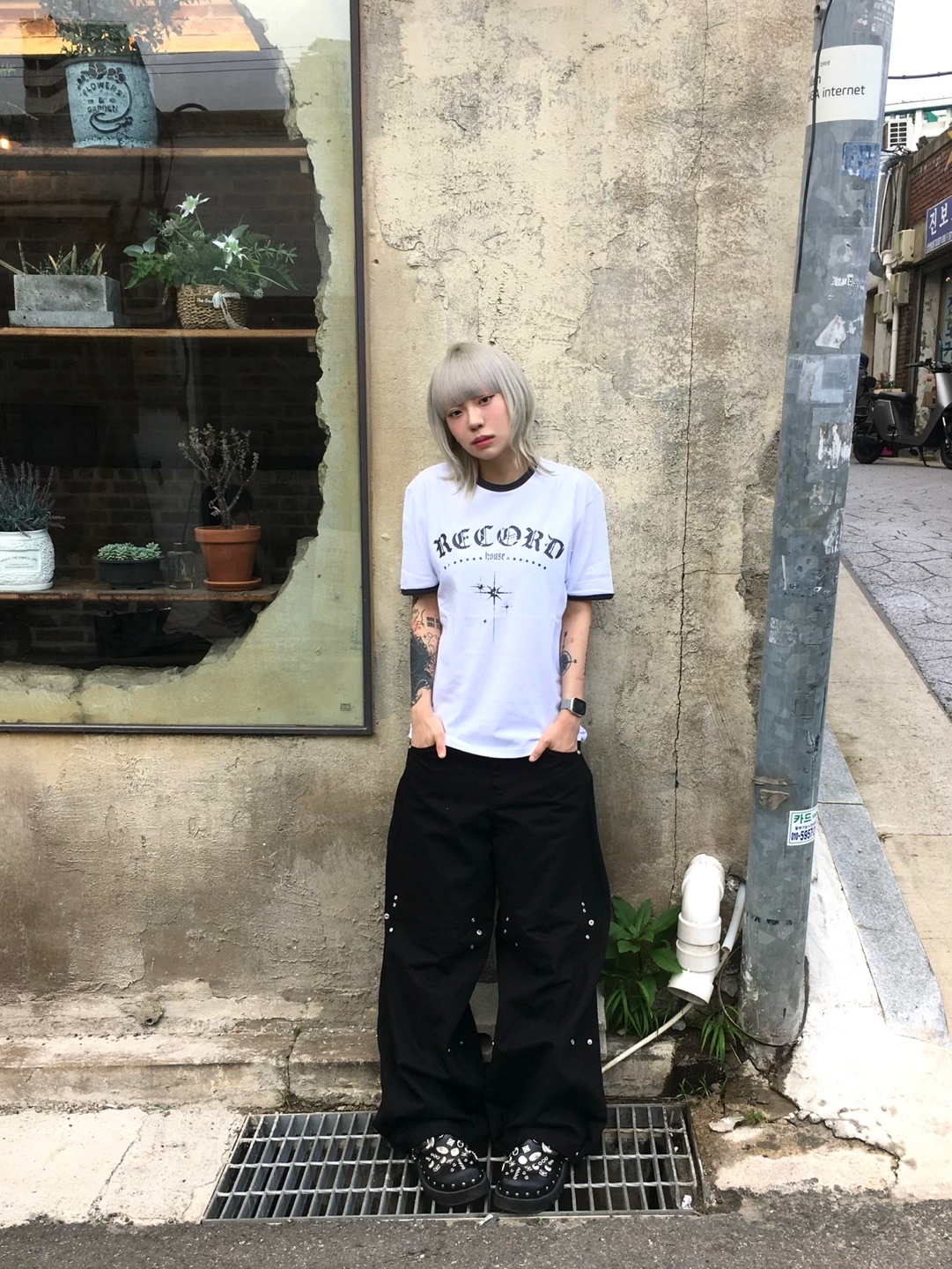 SLOW RECORD HOUSE Unisex RECORD Ringer Tee White 착용 스타일 - 1