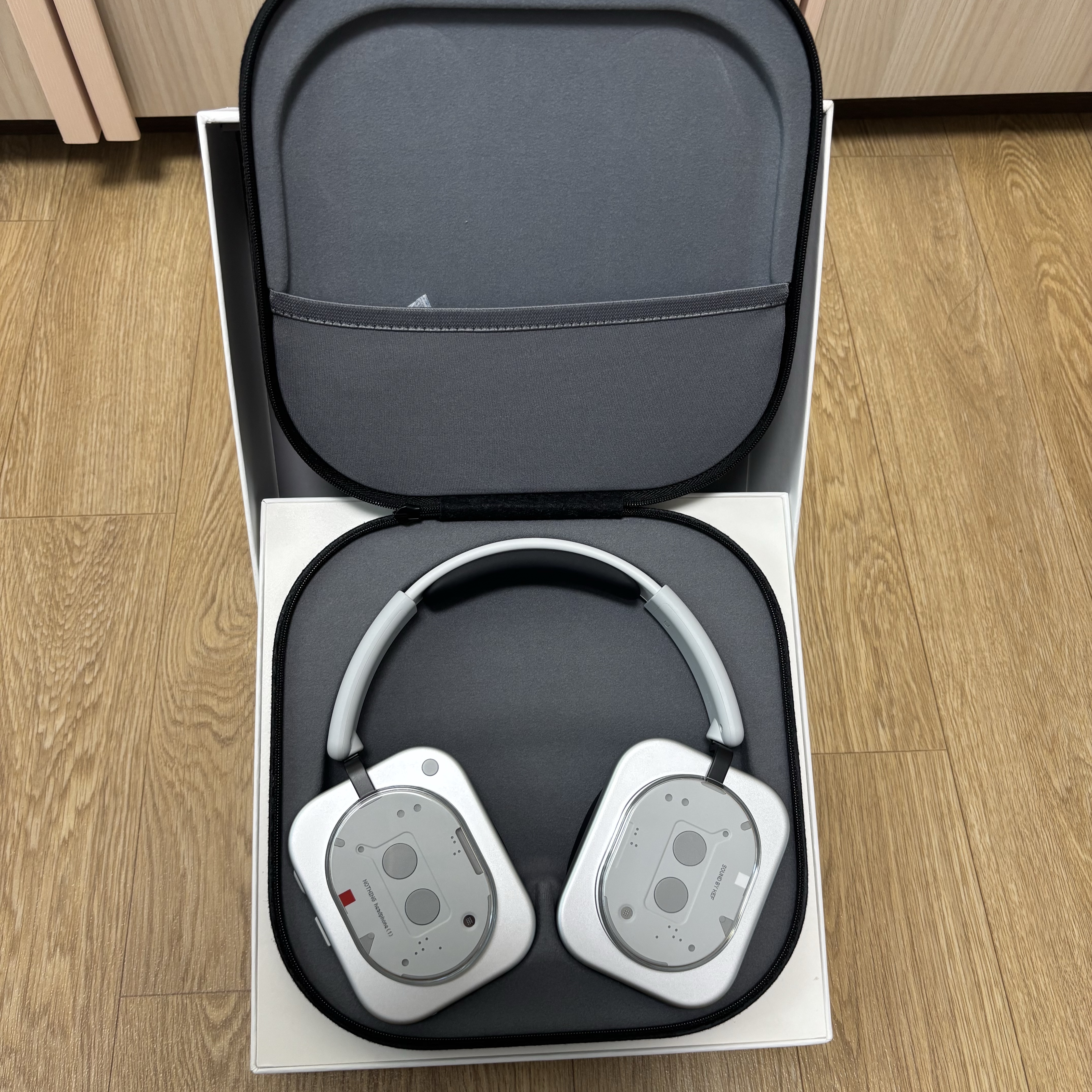 Nothing Headphone (1) White 착용 스타일