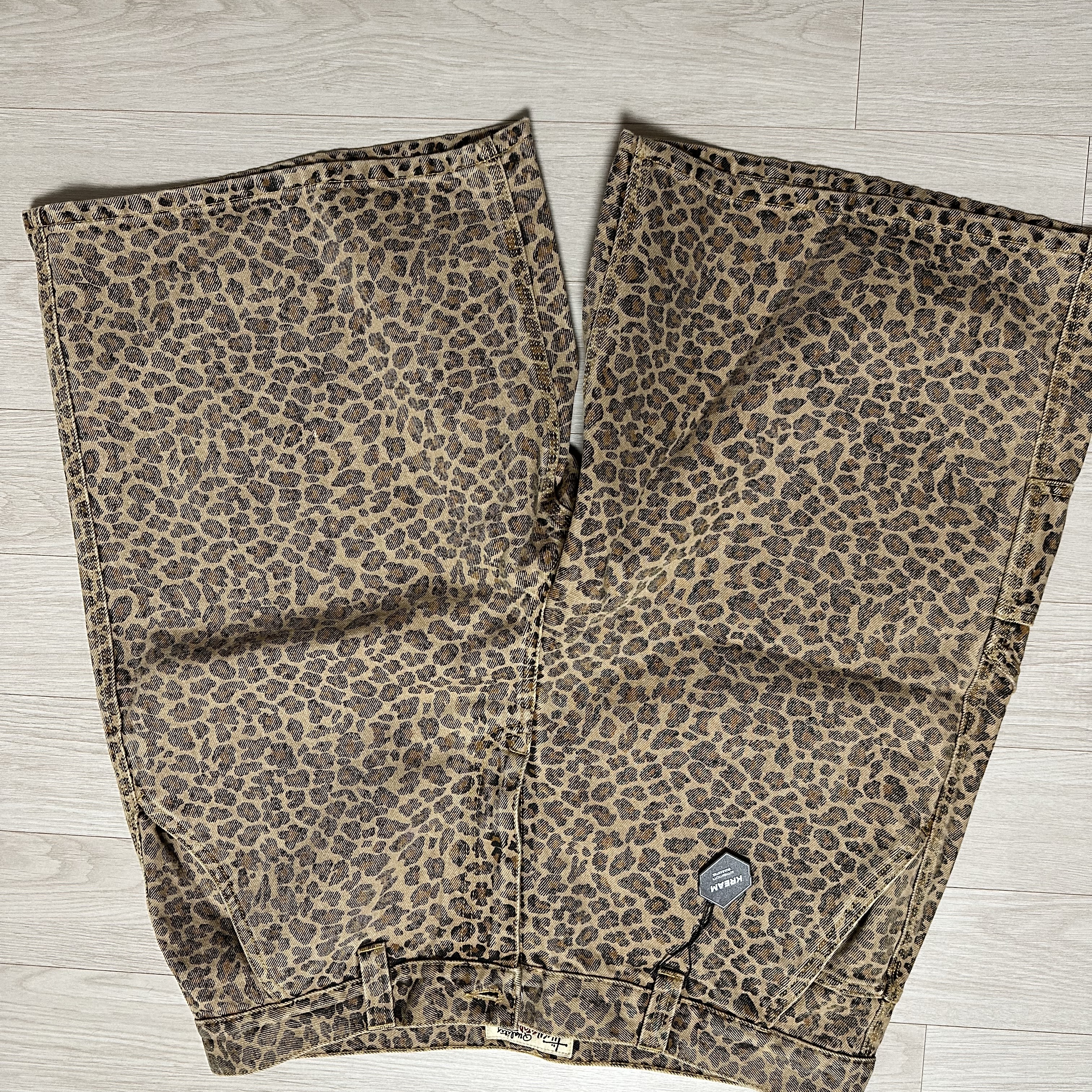Stussy Denim Work Shorts Leopard 착용 스타일