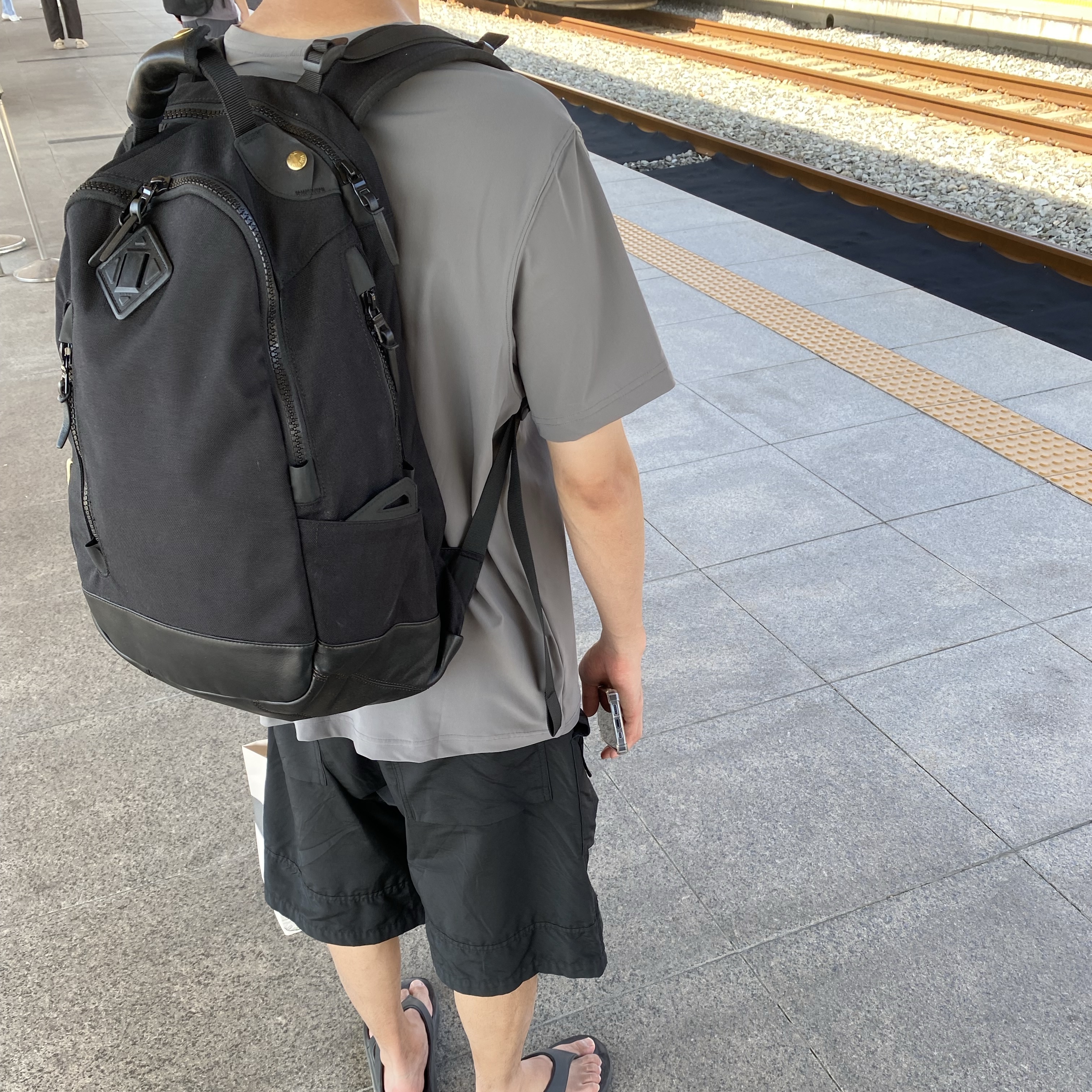 Visvim Cordura 20L Backpack Black 착용 스타일