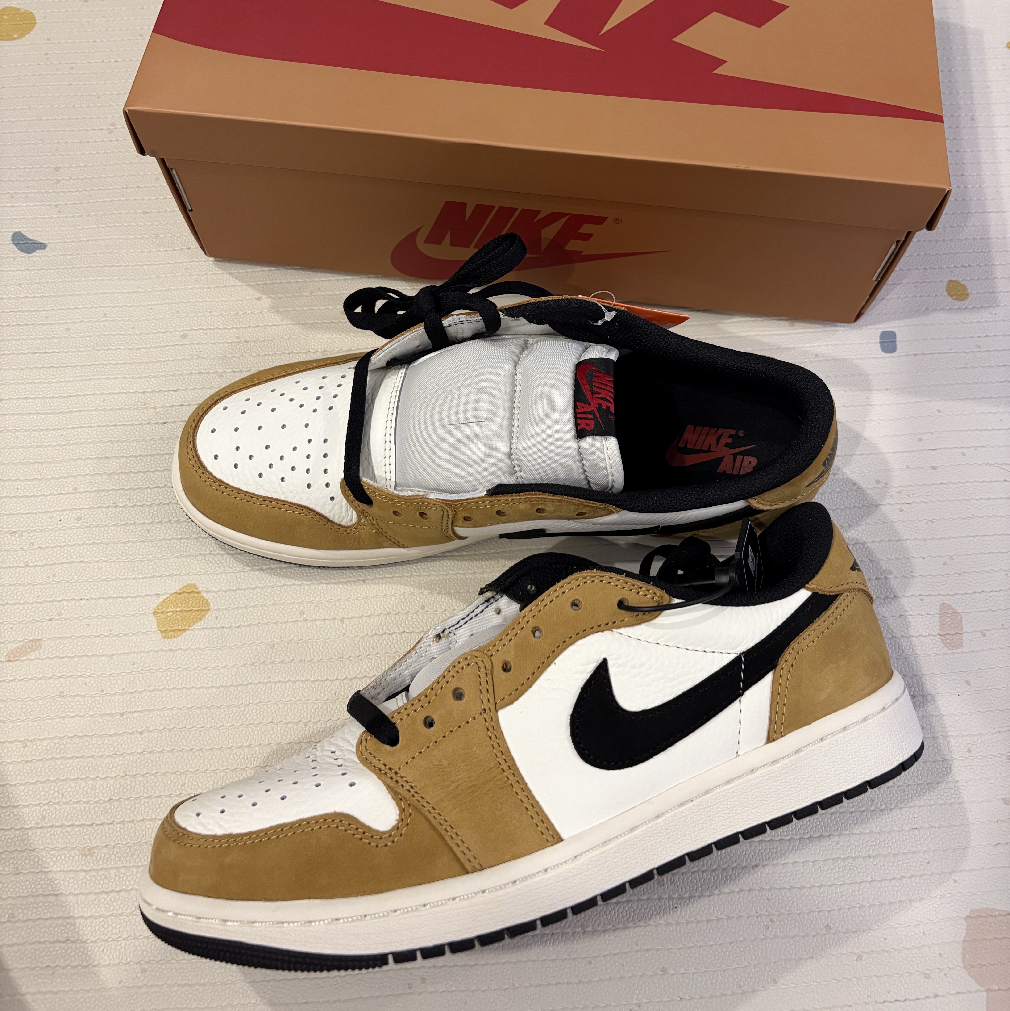 Jordan 1 Low OG Sail and Golden Harvest 착용 스타일