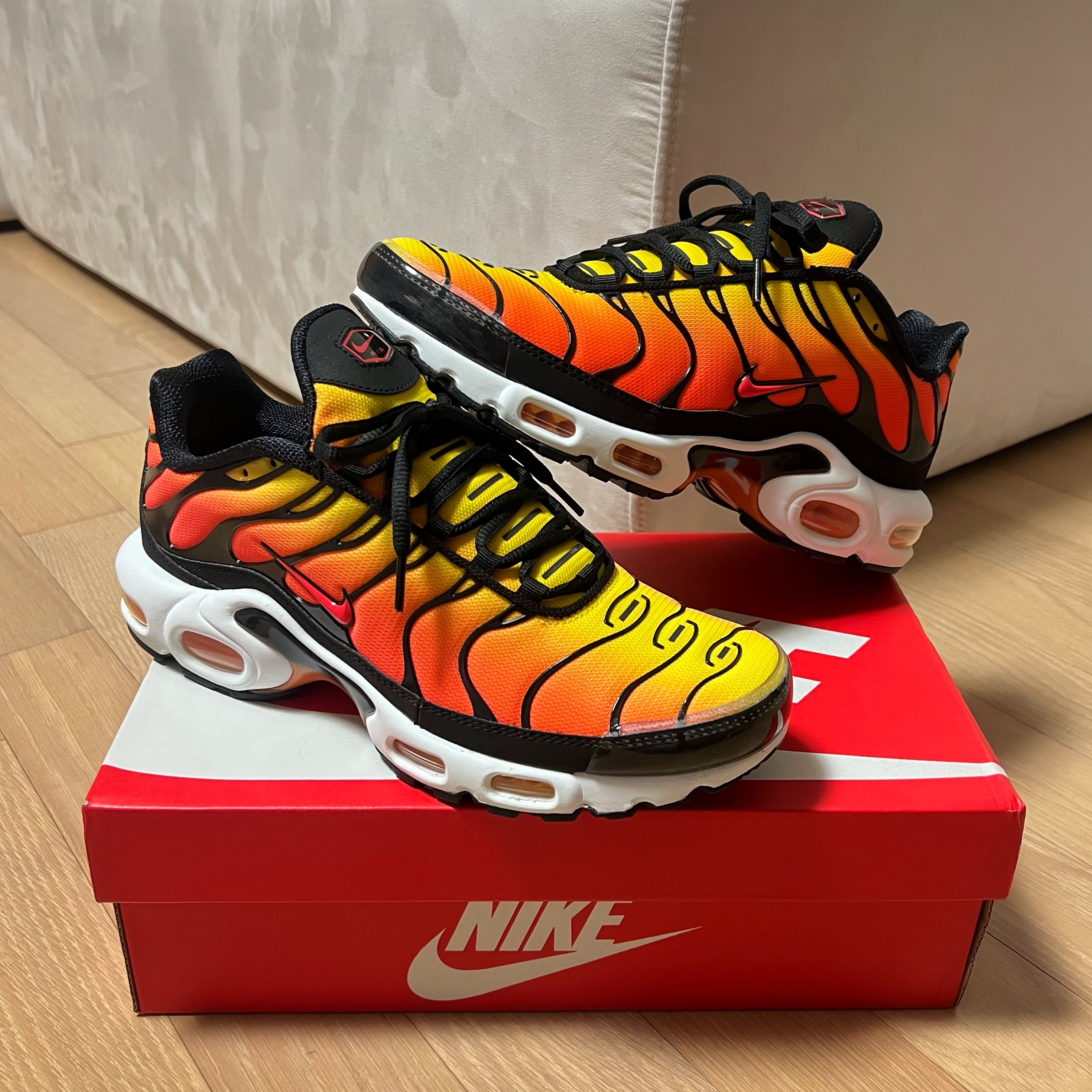 Nike Air Max Plus Bright Ceramic and Tour Yellow 착용 스타일