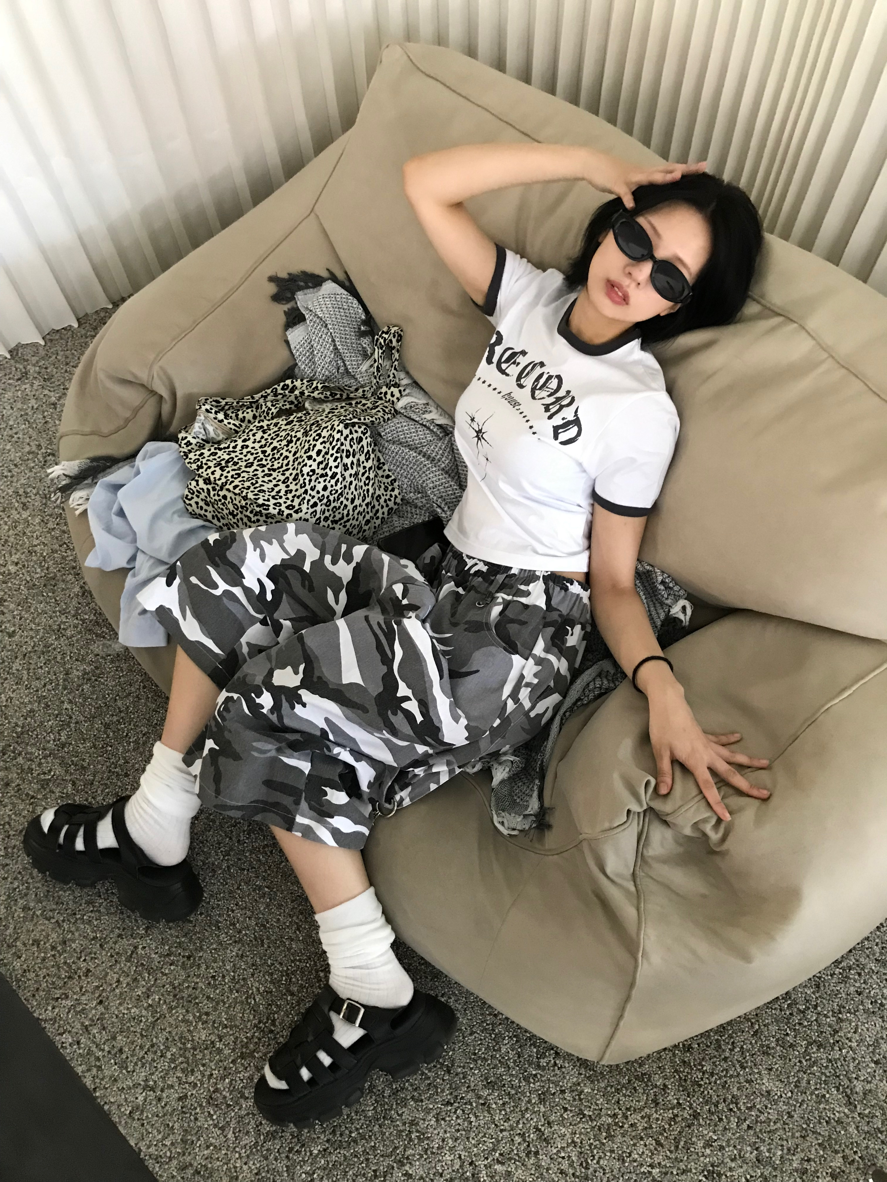 SLOW RECORD HOUSE Carpenter Bermuda Wide Camo Pants White, SLOW RECORD HOUSE Unisex RECORD Ringer Tee White 착용 스타일 - 2