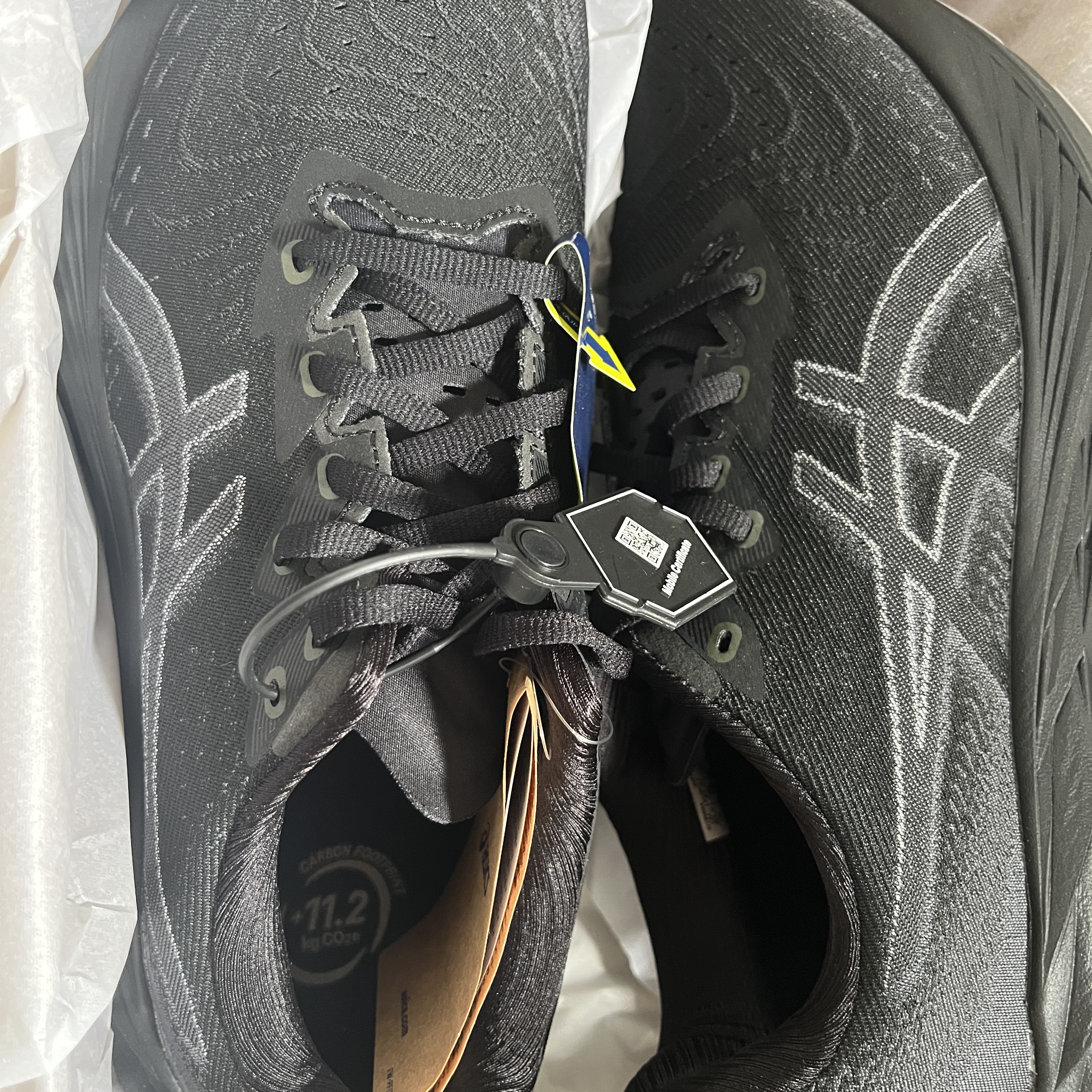 Asics Novablast 4 Black Graphite Grey - 2E Wide 착용 스타일 - 2