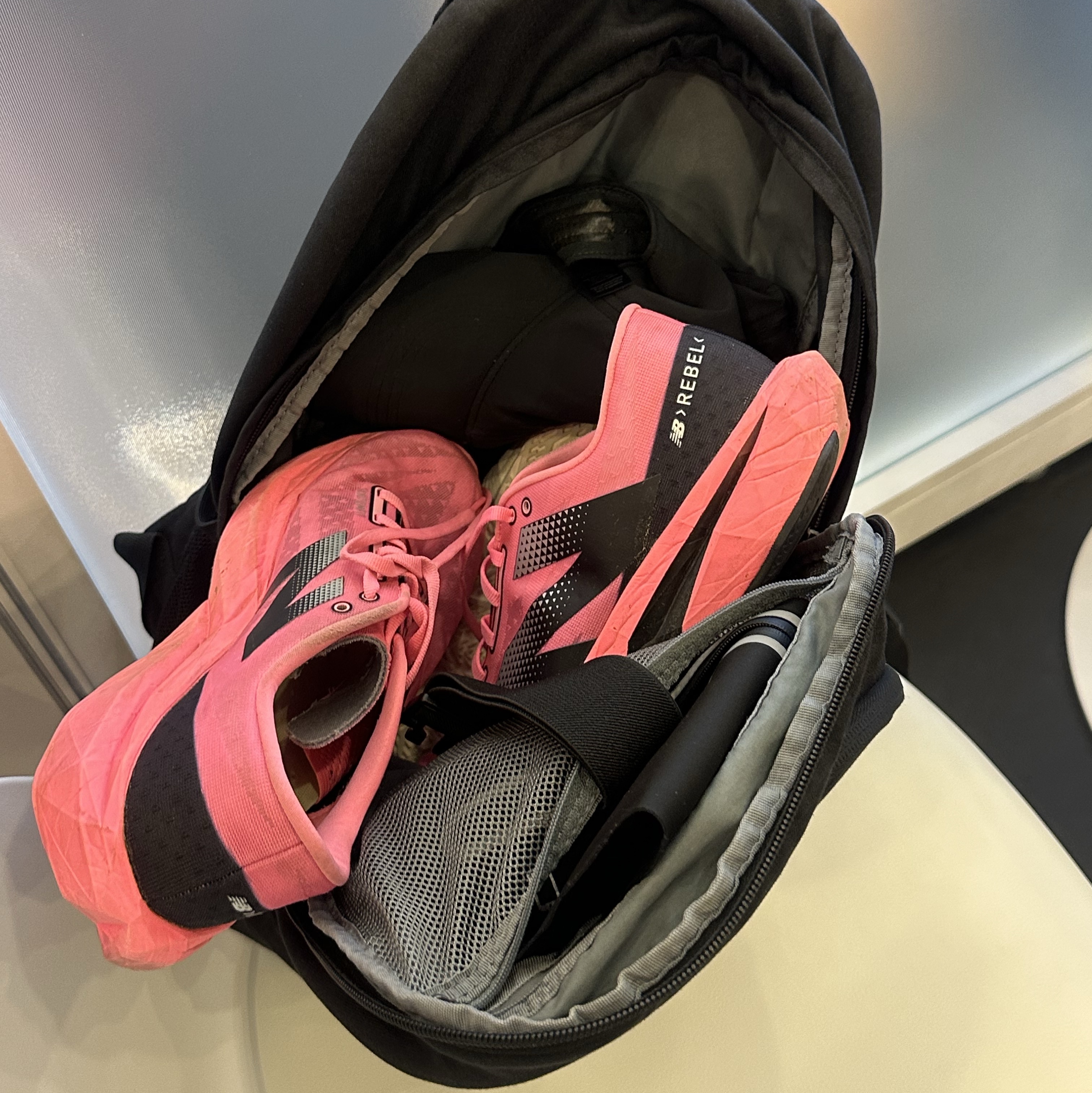New Balance Fuelcell Rebel v4 Ultra Pink Black - 2E Wide 착용 스타일