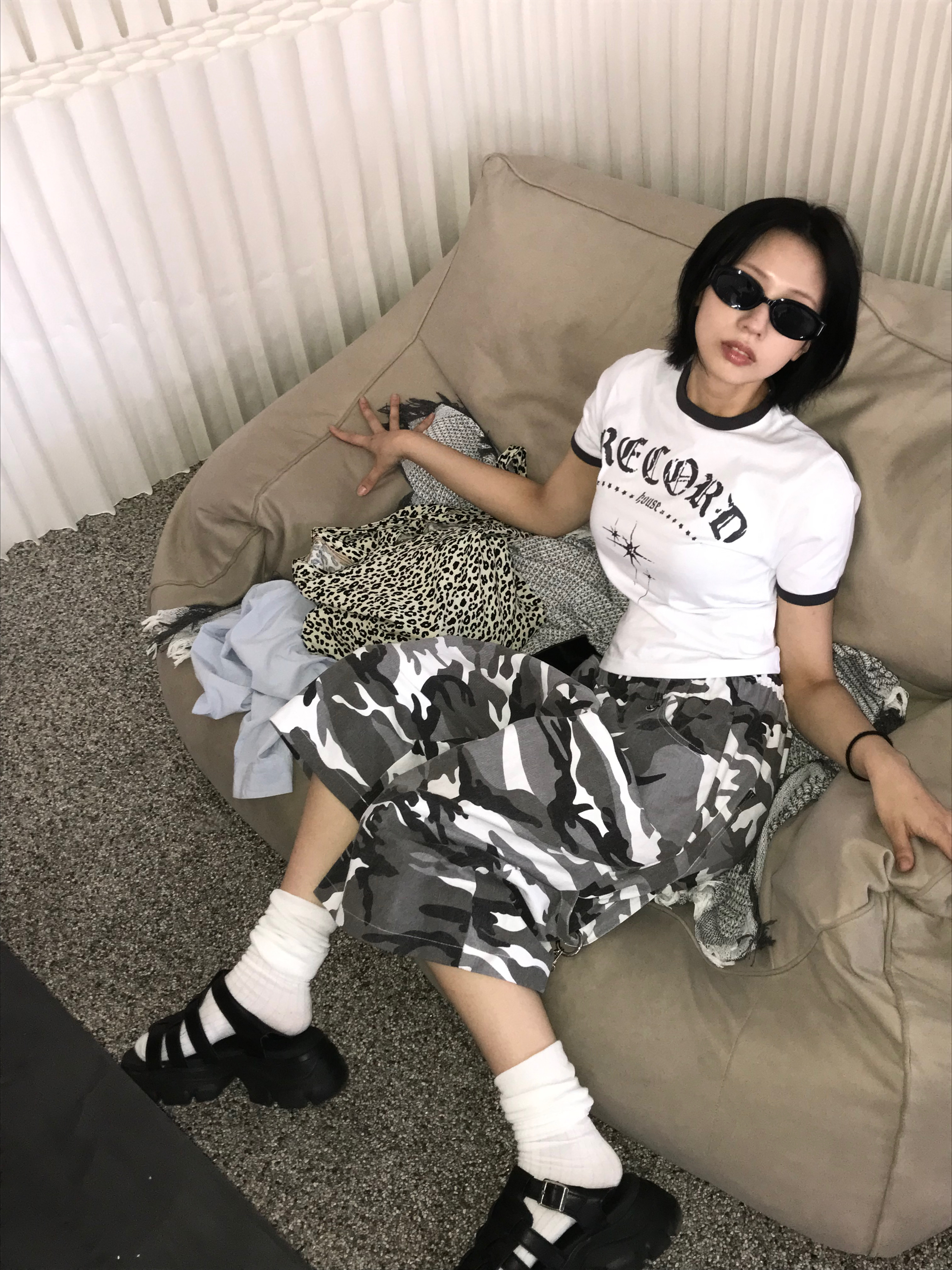 SLOW RECORD HOUSE Carpenter Bermuda Wide Camo Pants White, SLOW RECORD HOUSE Unisex RECORD Ringer Tee White 착용 스타일 - 3