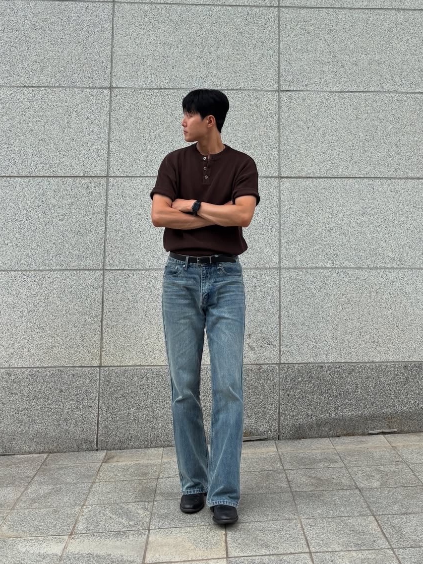 Knitted Coolever Henley Neck Half Sleeve Knit Brown 착용 스타일