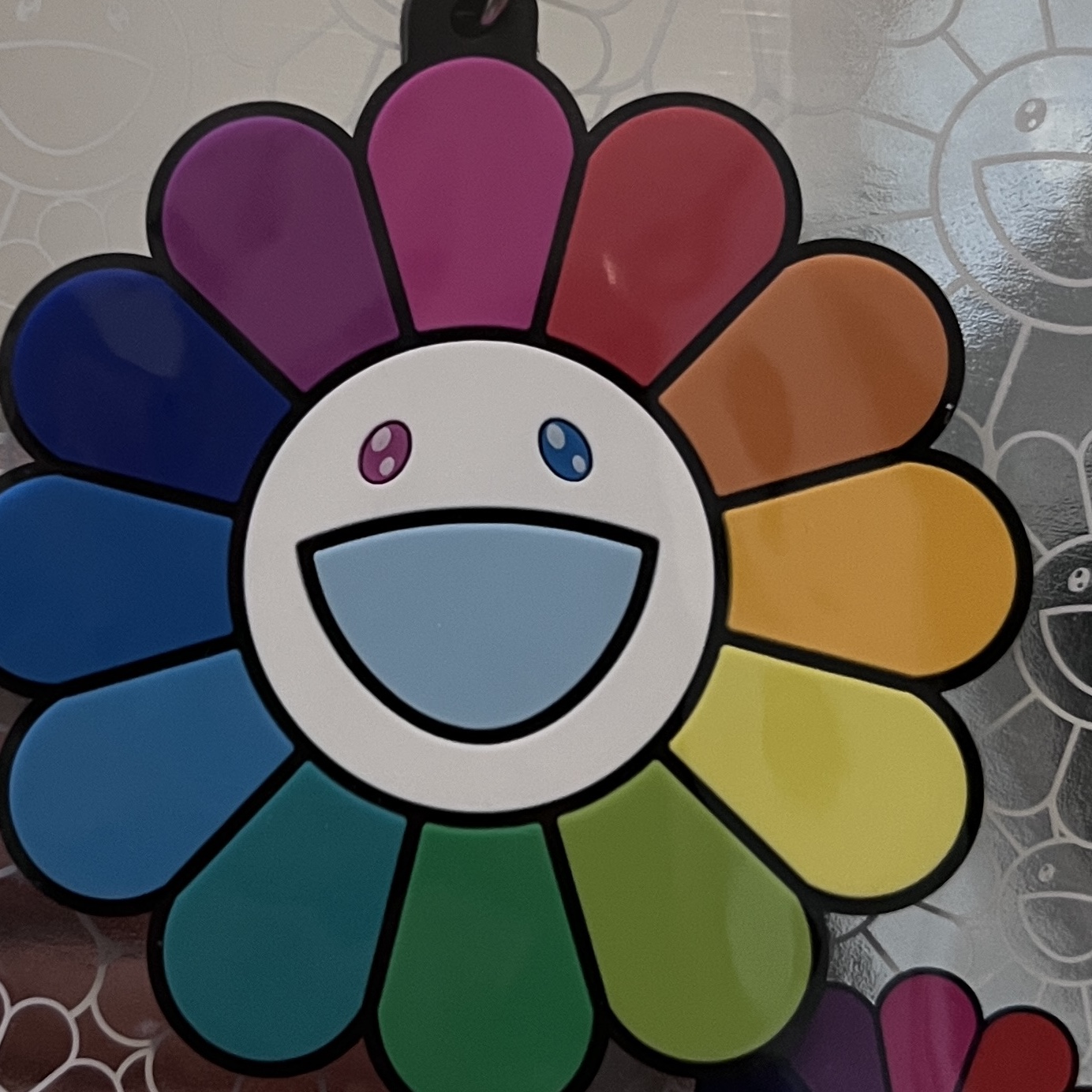 Kaikai Kiki Flower Rubber Keyring Rainbow White 착용 스타일