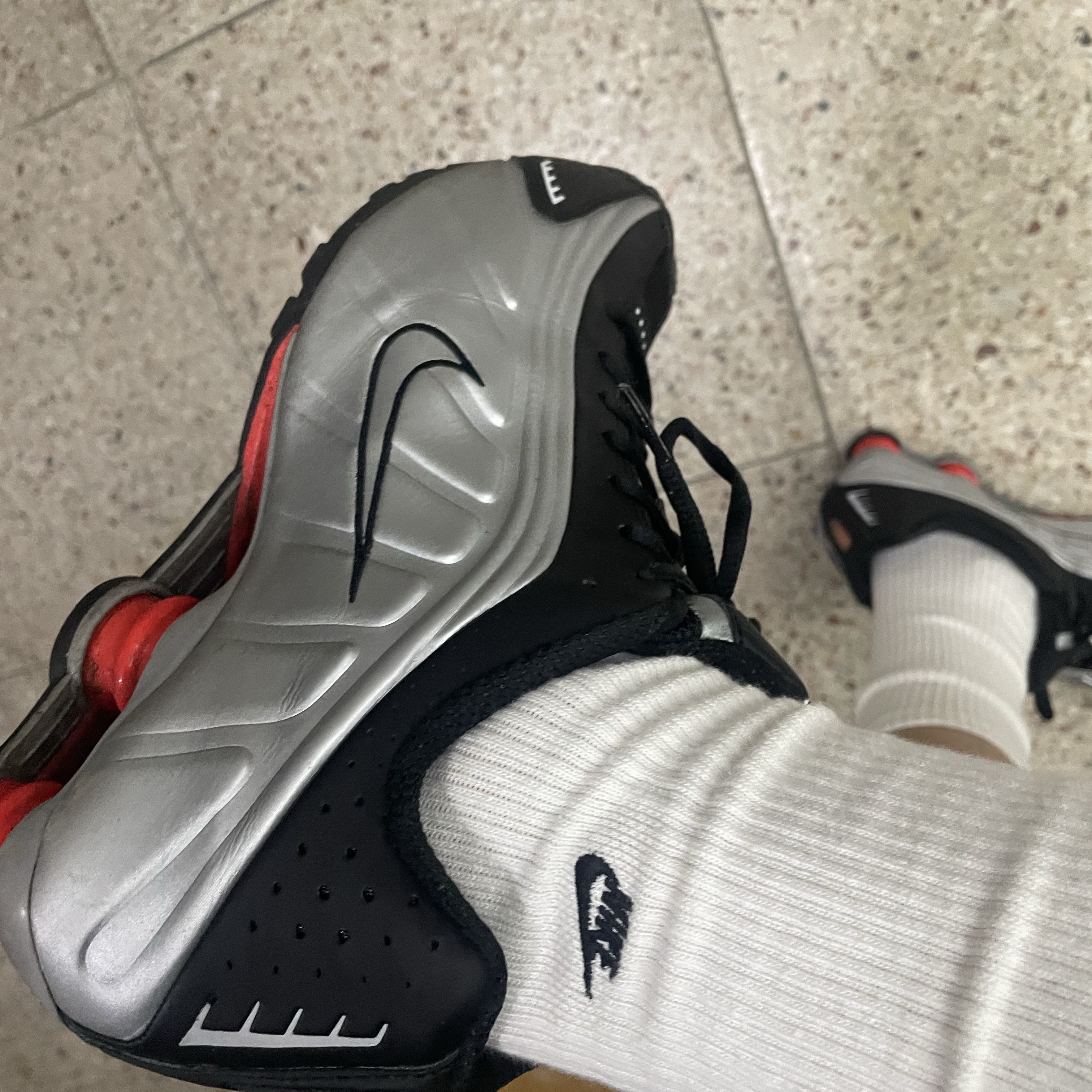Nike Shox R4 Metallic Silver Red 착용 스타일 - 1