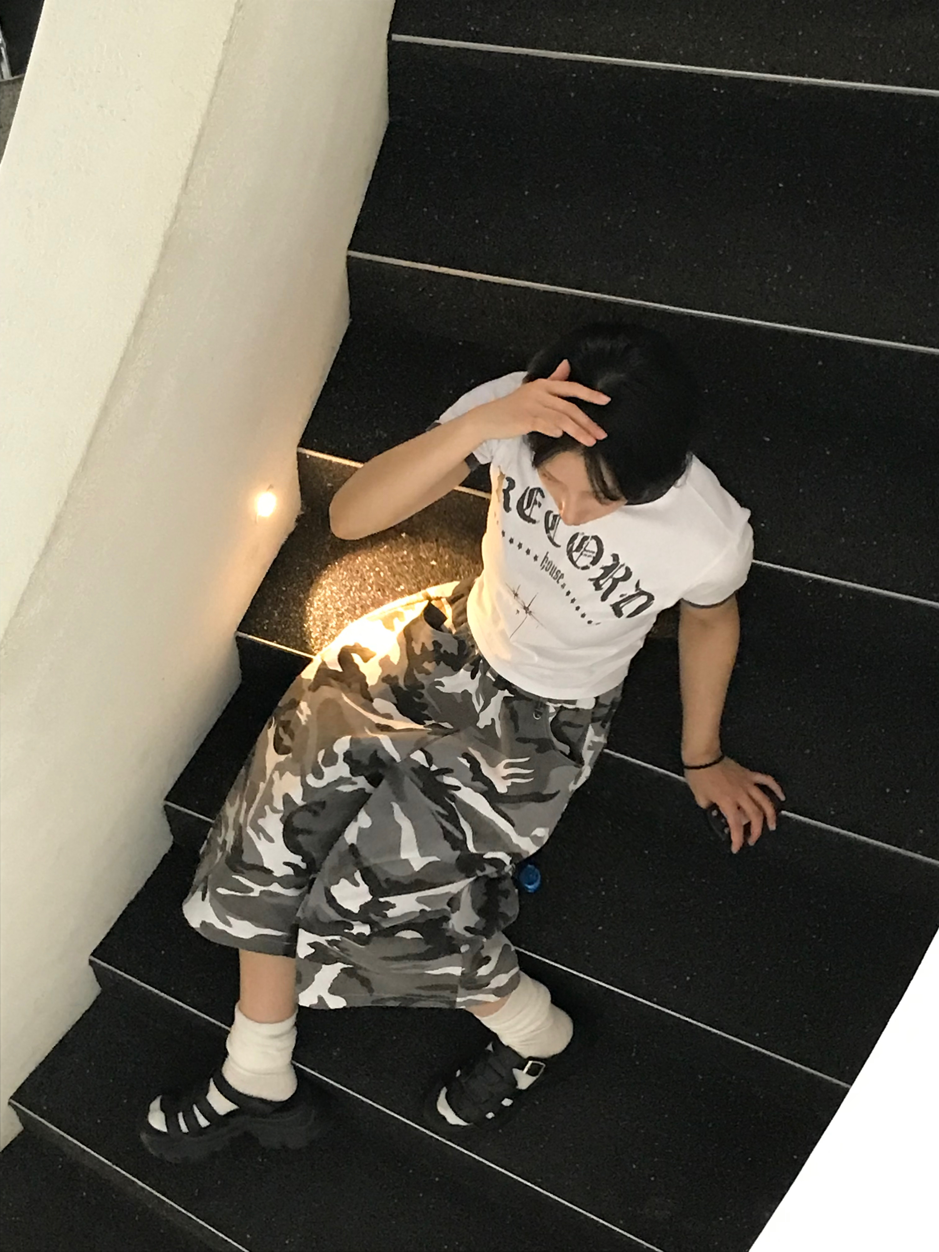 SLOW RECORD HOUSE Carpenter Bermuda Wide Camo Pants White, SLOW RECORD HOUSE Unisex RECORD Ringer Tee White 착용 스타일 - 8