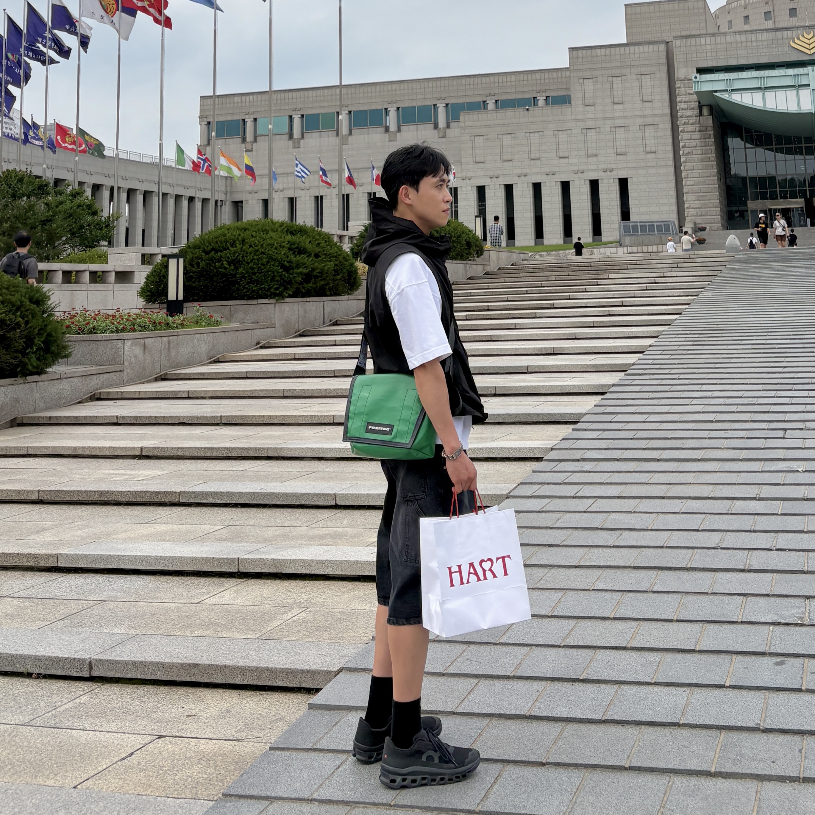 On Running Cloudmonster Void Black, FREITAG Boutique Unisex F14 DEXTER 0406 Cross Bag 착용 스타일 - 2