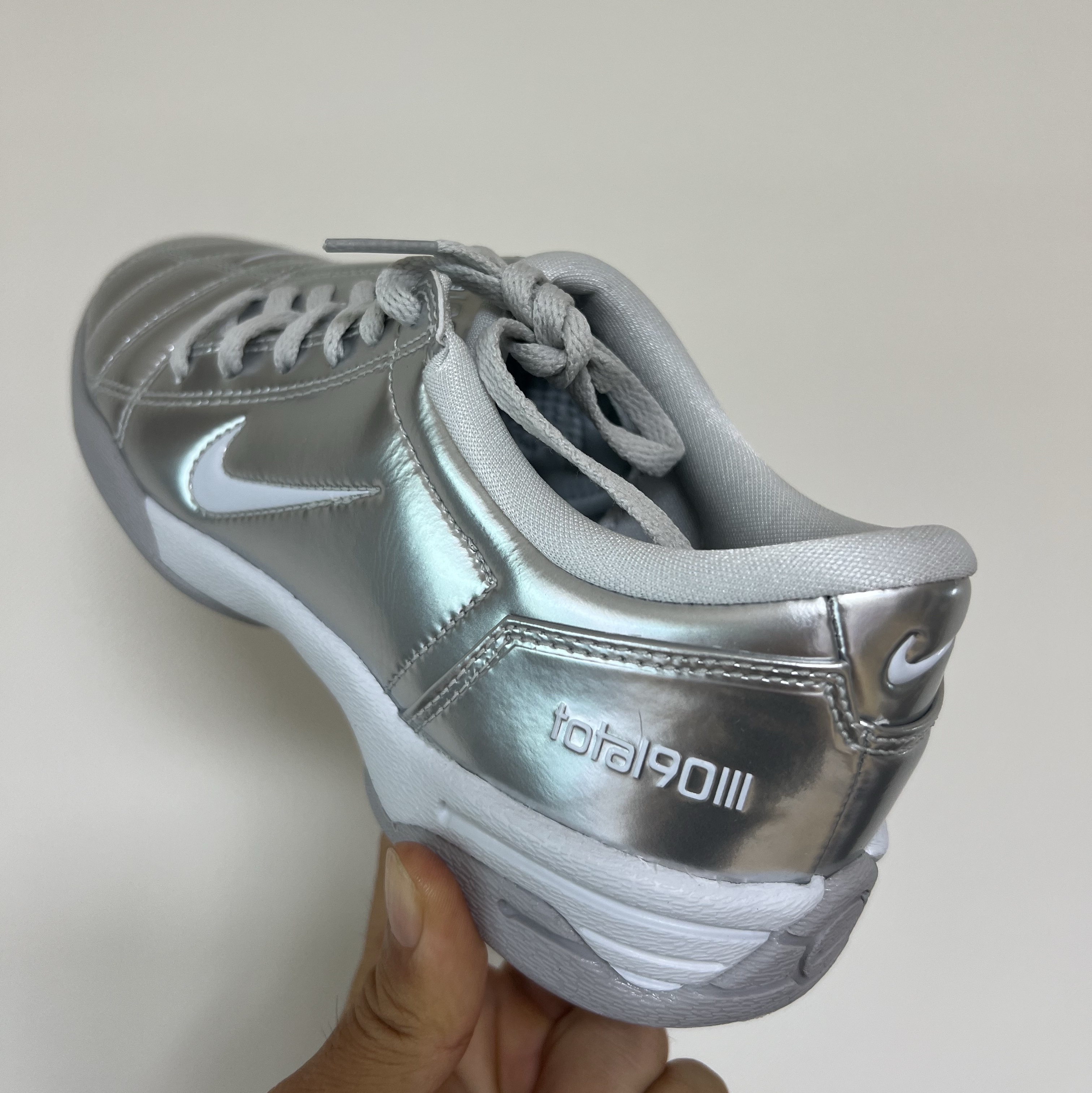 (W) Nike Total 90 III SP Metallic Platinum White 착용 스타일 - 2