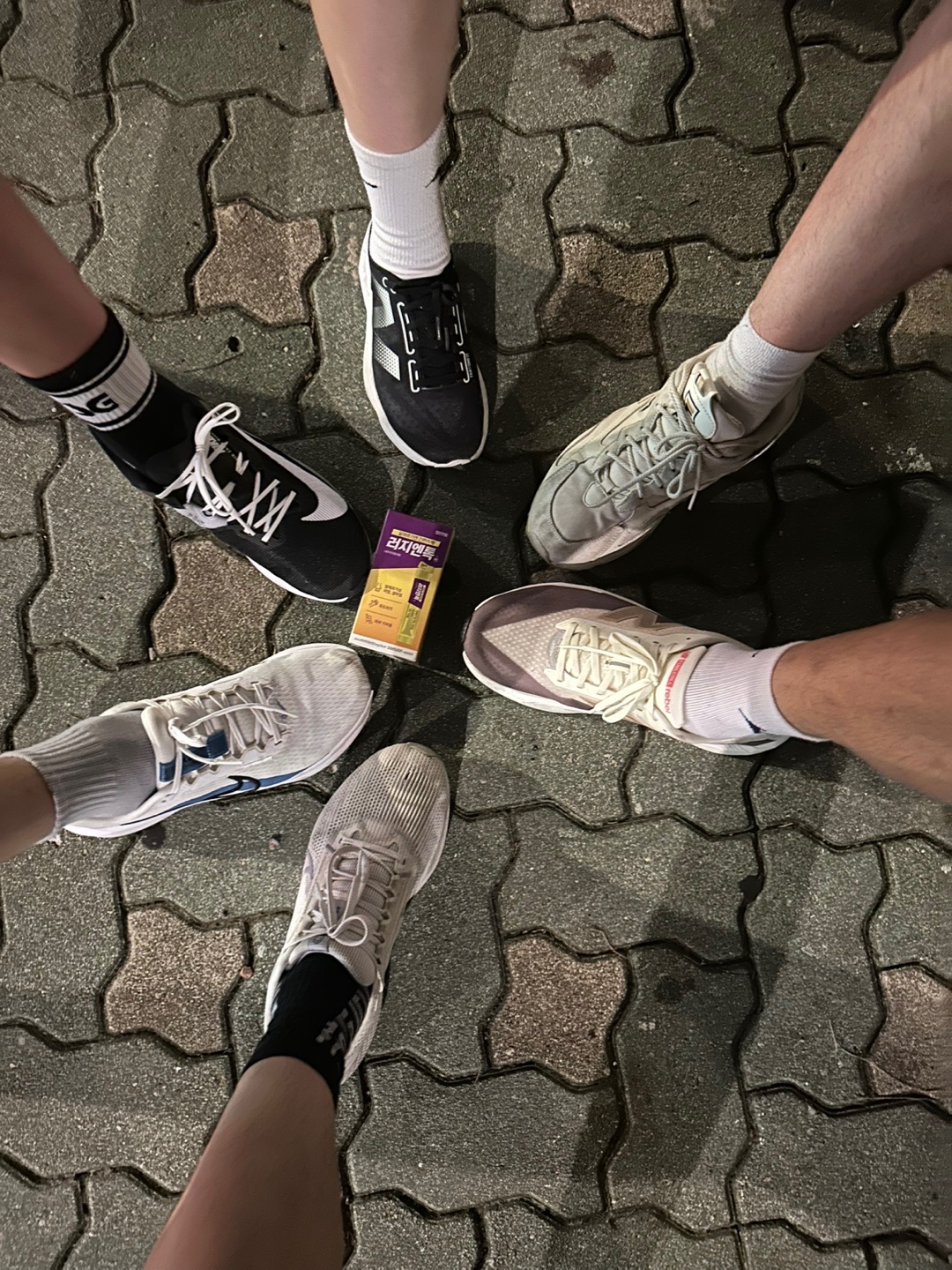 New Balance FuelCell Rebel v5 Angora Earth Shadow Sea Salt - D Standard, (W) New Balance FuelCell Rebel v4 Black White - B Standard 착용 스타일