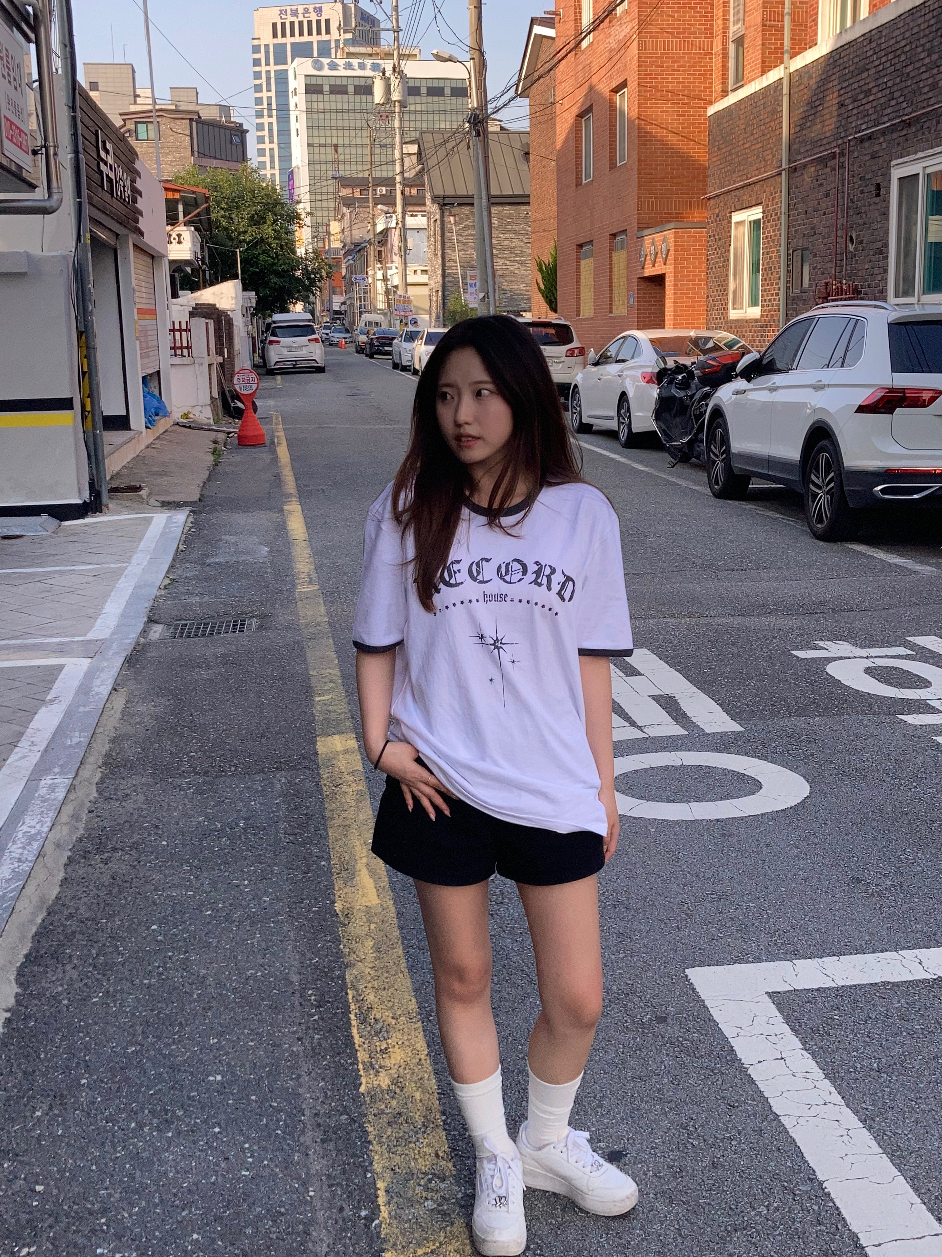 SLOW RECORD HOUSE Unisex RECORD Ringer Tee White 착용 스타일 - 5