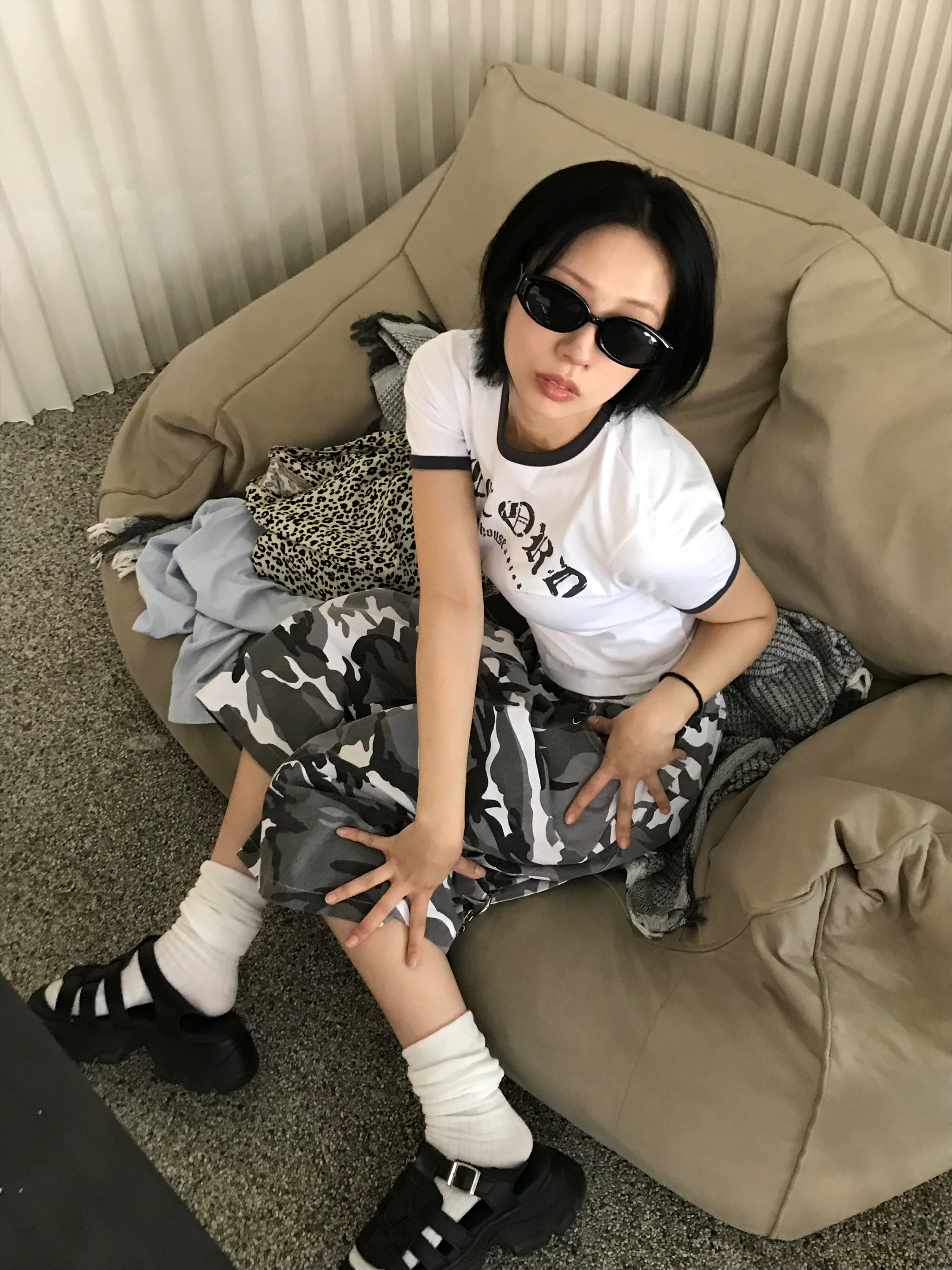 SLOW RECORD HOUSE Carpenter Bermuda Wide Camo Pants White, SLOW RECORD HOUSE Unisex RECORD Ringer Tee White 착용 스타일 - 5