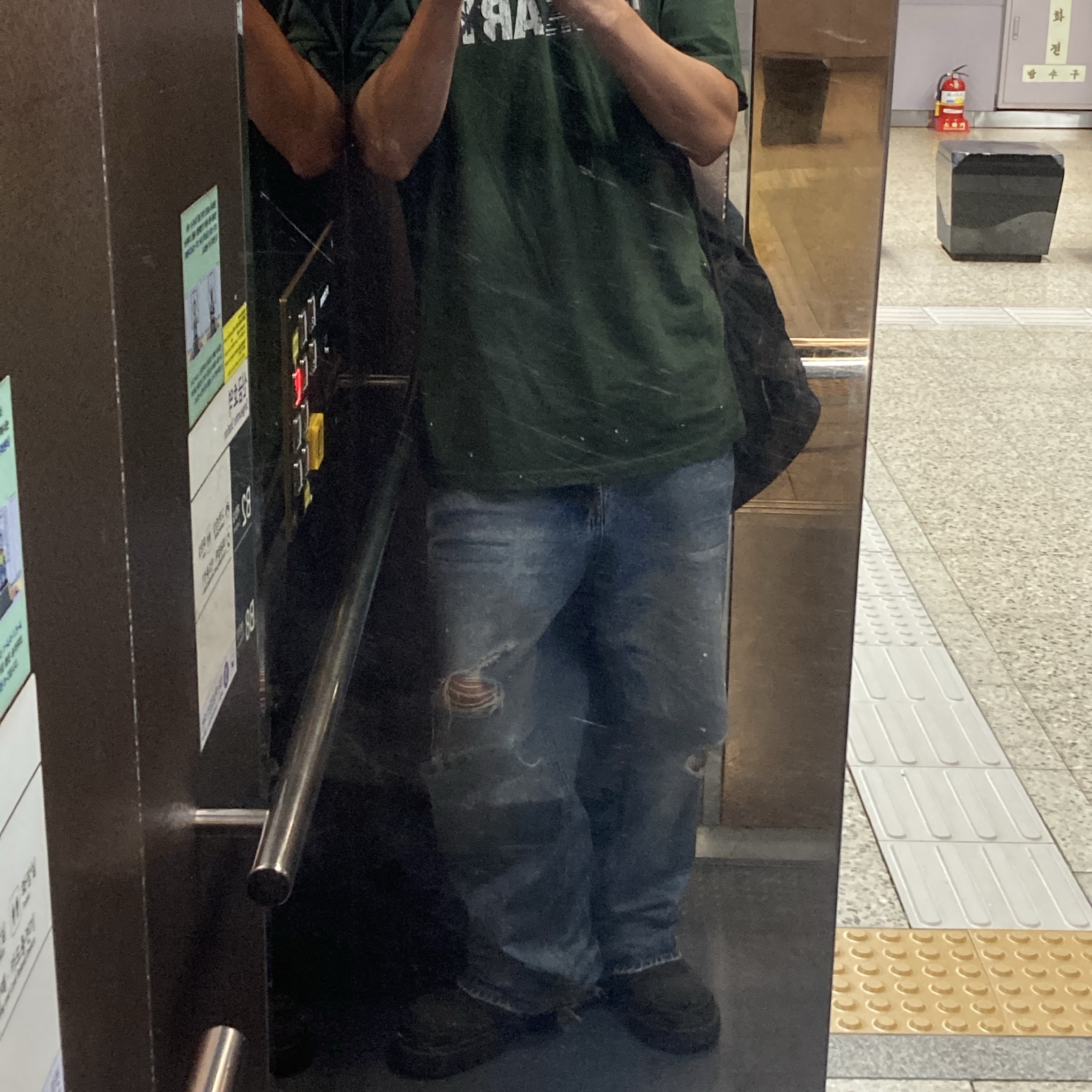 Farfromwhat Far Vintage Washed Jeans Blue, Balenciaga Combat Strike 20mm Boots Black 착용 스타일