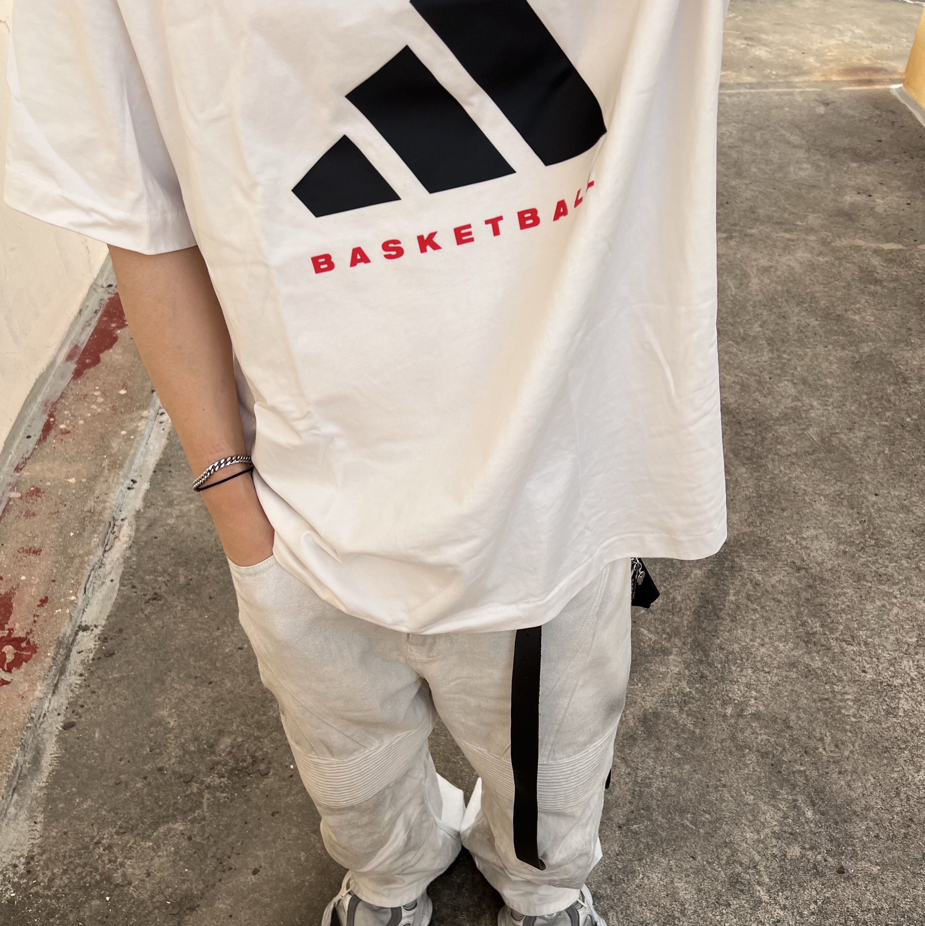 Balenciaga Cargo Sneakers White Grey 착용 스타일 - 5