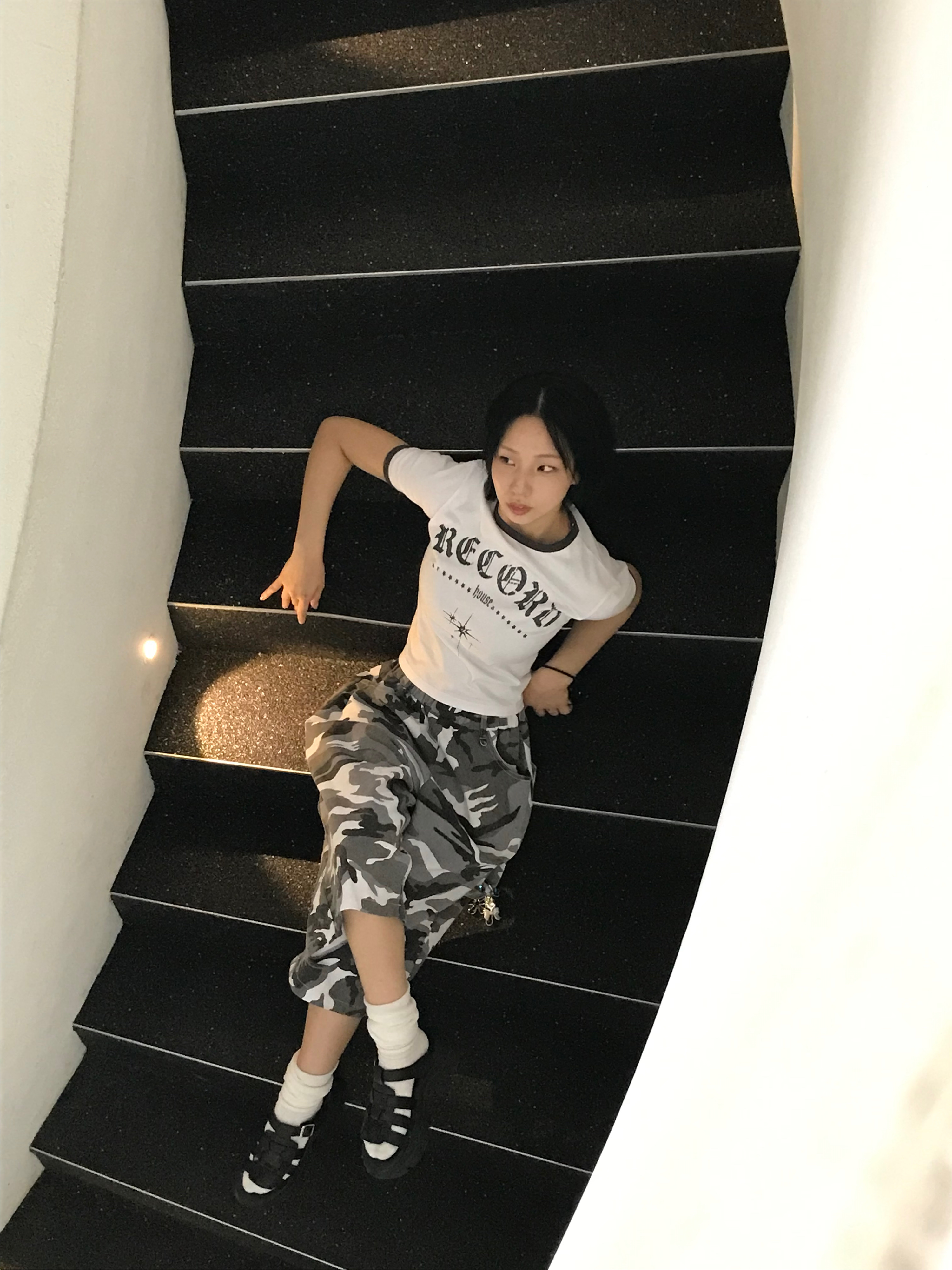 SLOW RECORD HOUSE Carpenter Bermuda Wide Camo Pants White, SLOW RECORD HOUSE Unisex RECORD Ringer Tee White 착용 스타일 - 9