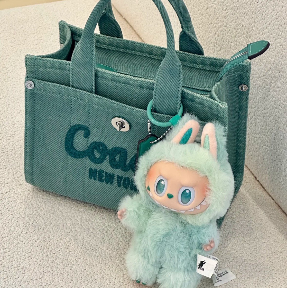 Pop Mart Labubu The Monsters Highlight Series Serenity Keyring (Opened Case) 착용 스타일