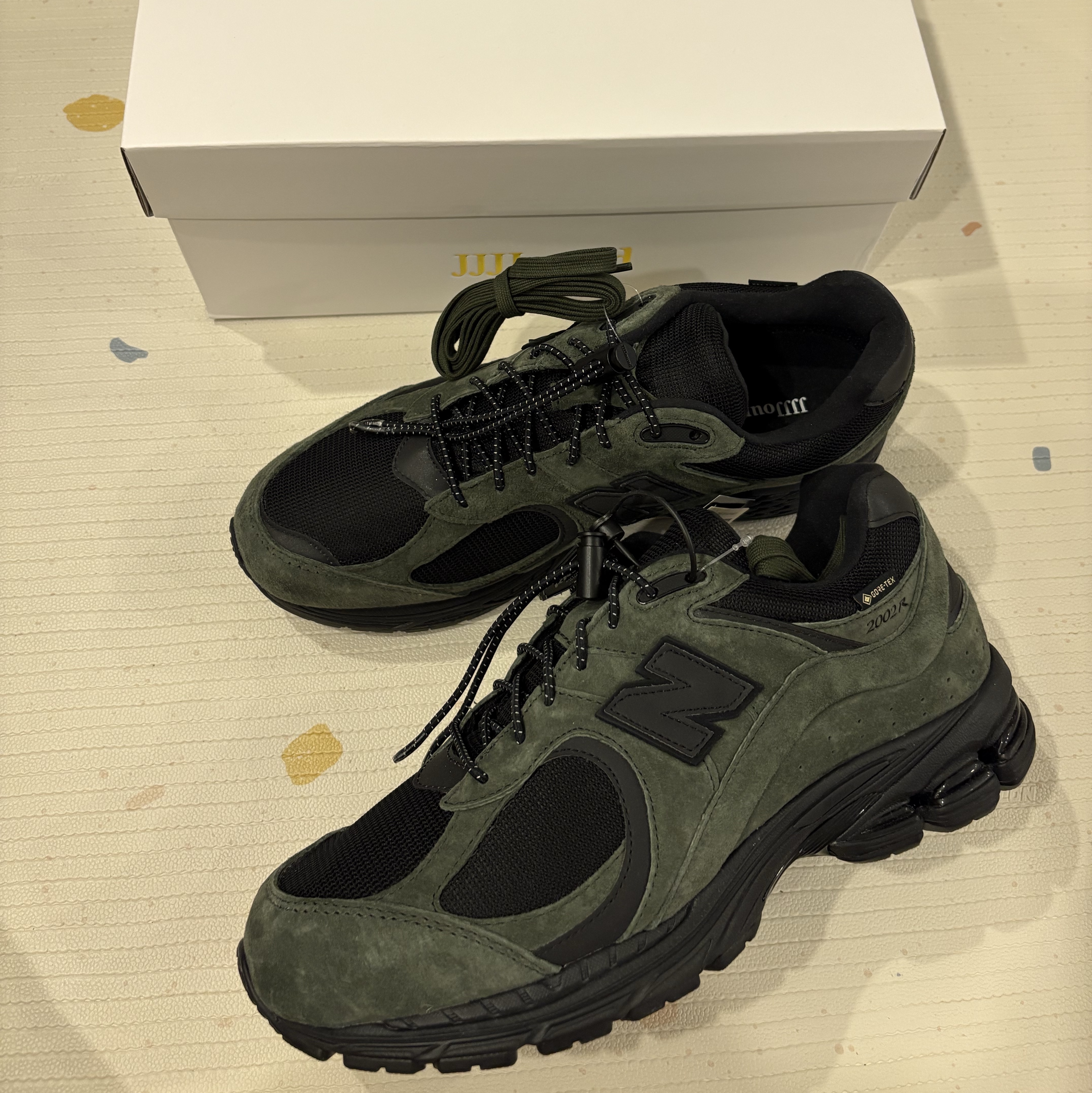 New Balance x JJJJound 2002R Gore-Tex Pine 착용 스타일
