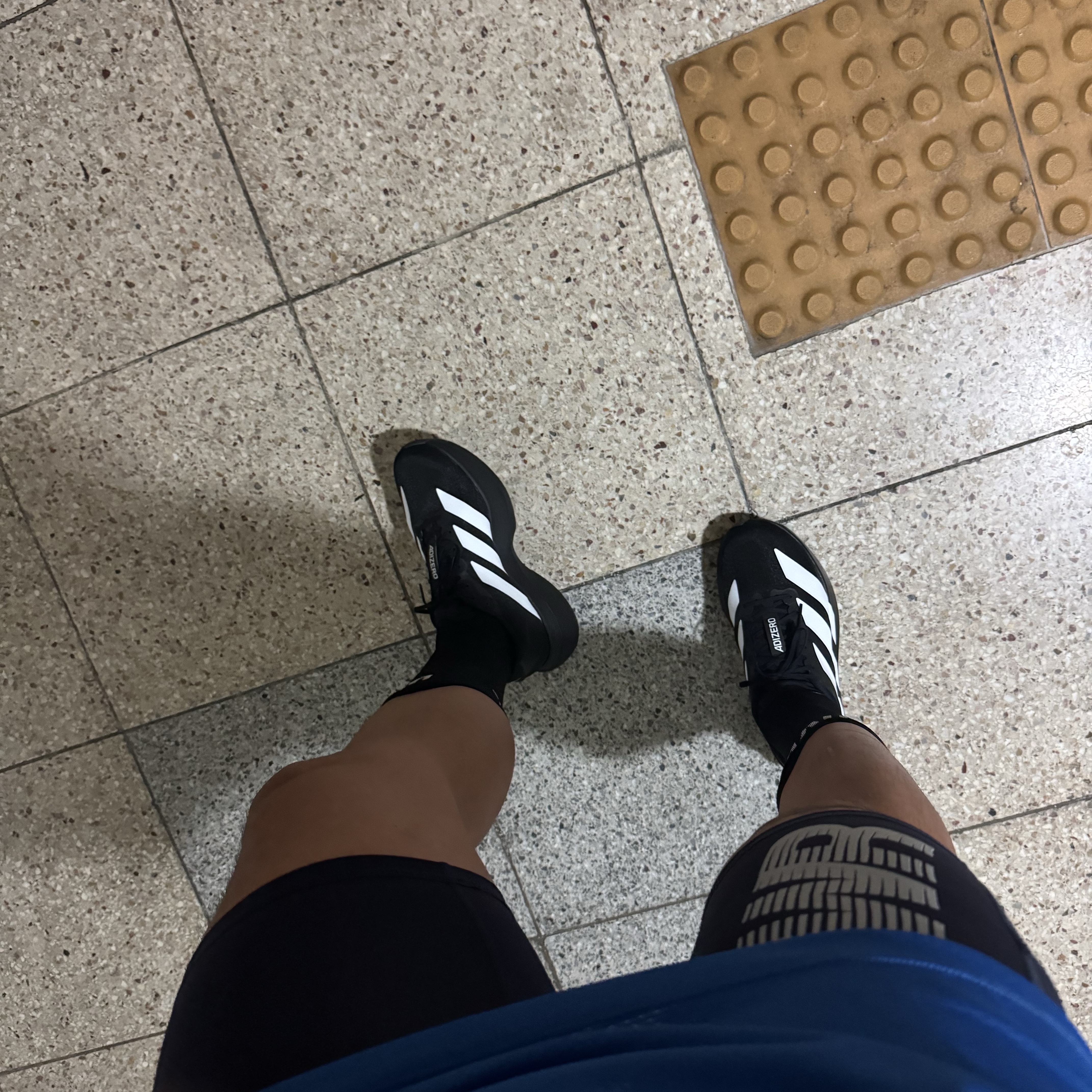 Adidas Adizero EVO SL Core Black Cloud White 착용 스타일