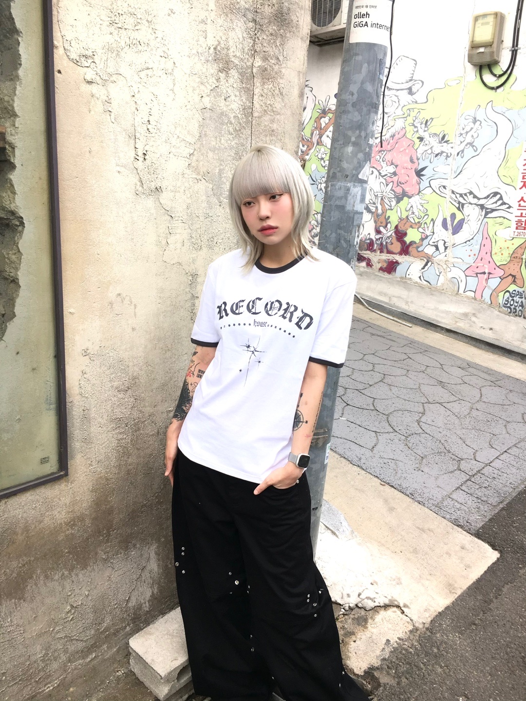 SLOW RECORD HOUSE Unisex RECORD Ringer Tee White 착용 스타일 - 4