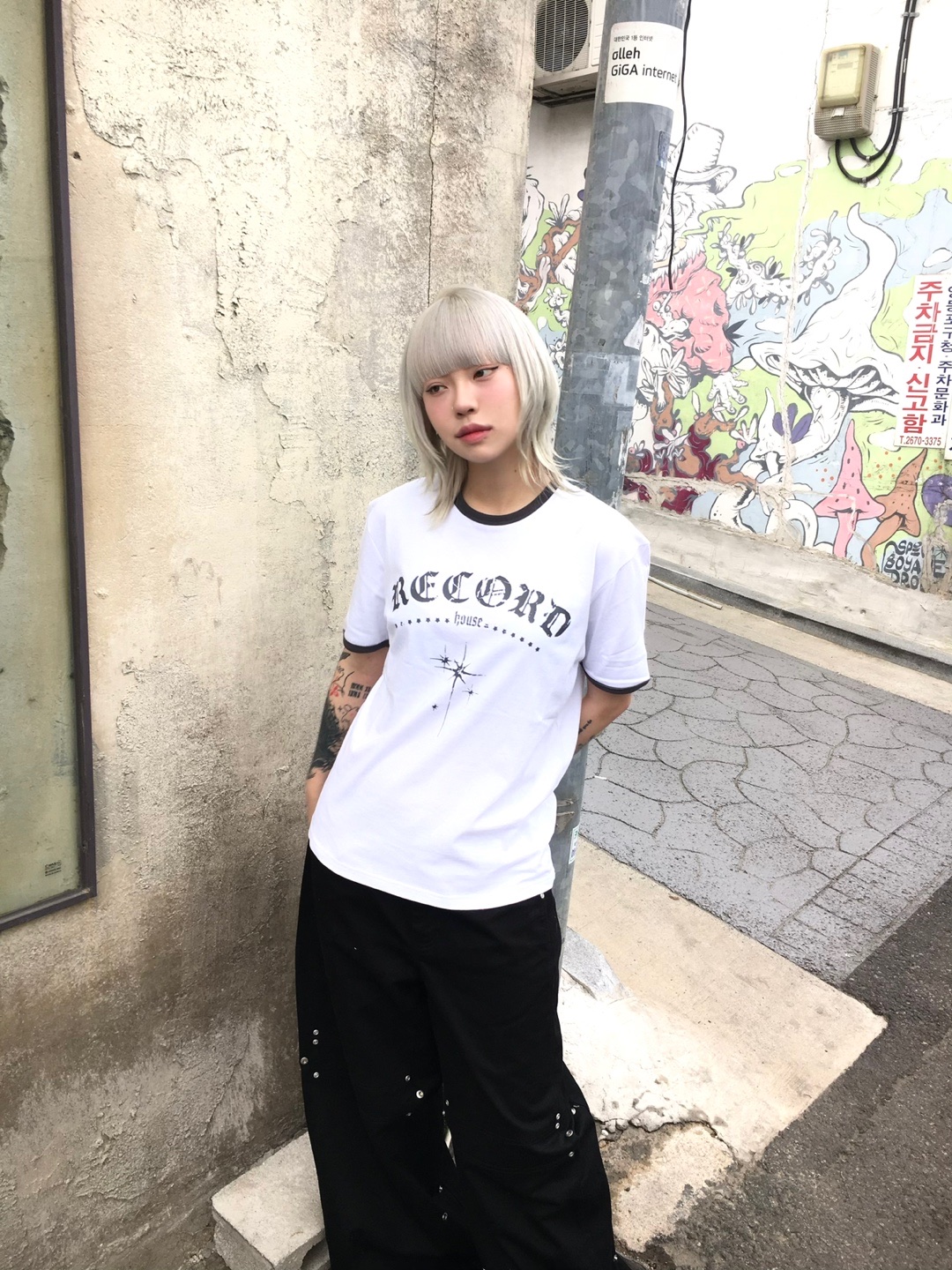 SLOW RECORD HOUSE Unisex RECORD Ringer Tee White 착용 스타일 - 5