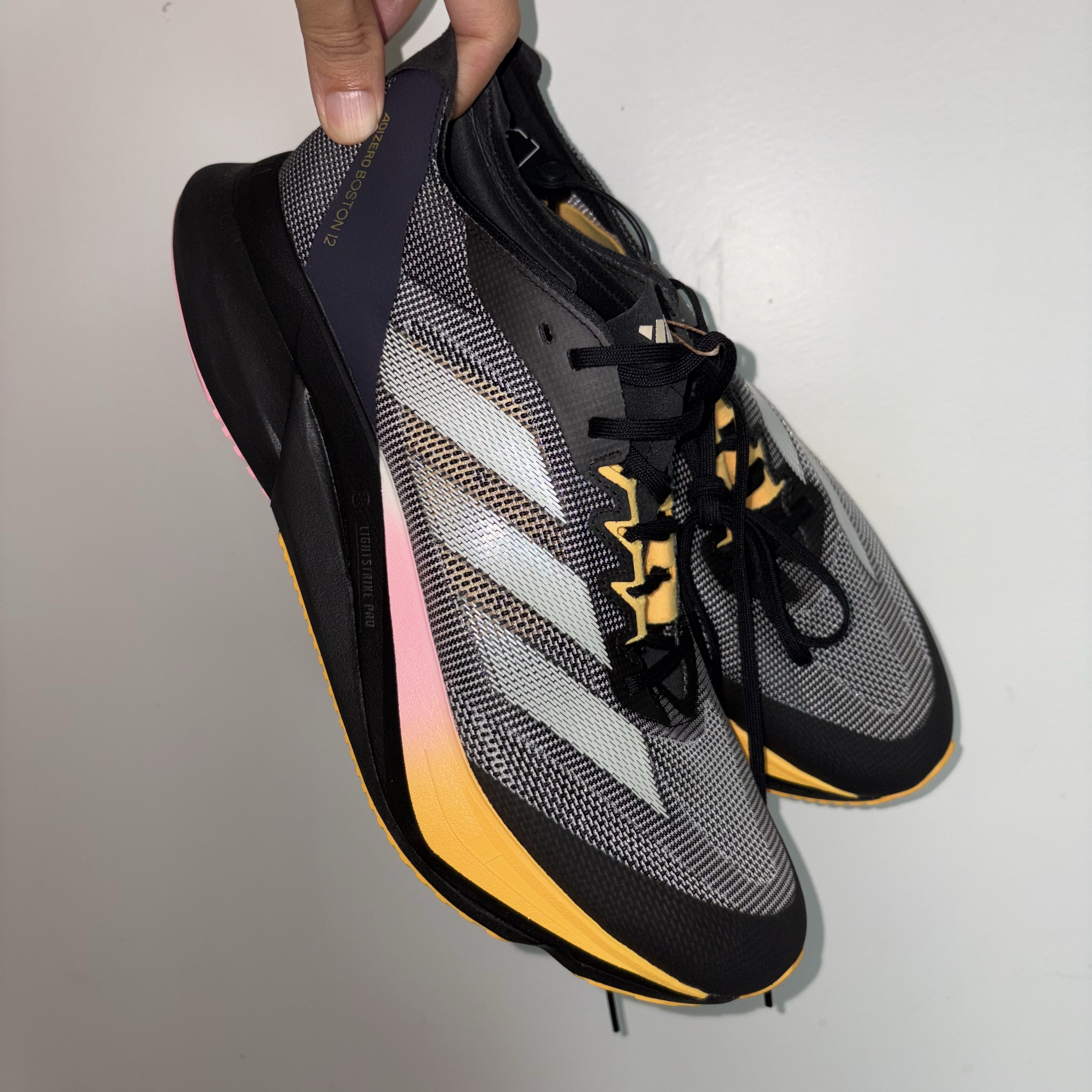 Adidas Adizero Boston 12 Core Black Zero Metalic 착용 스타일