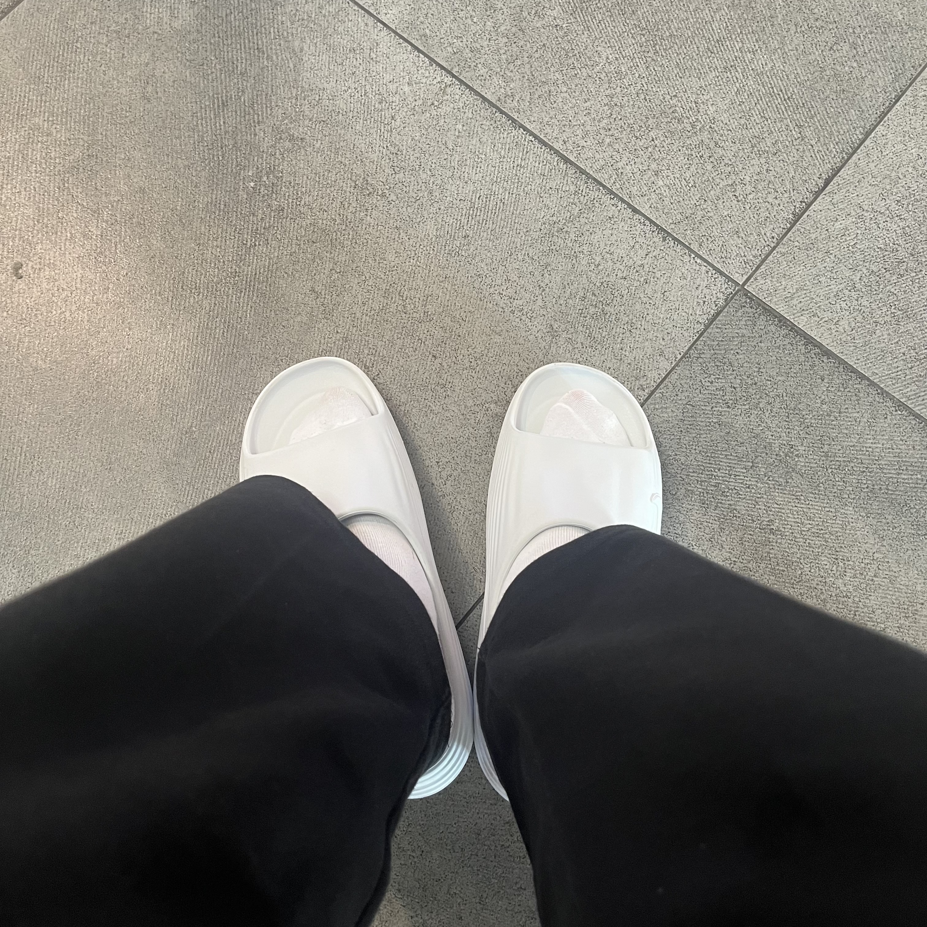Nike ReactX Rejuven8 Slide Summit White 착용 스타일