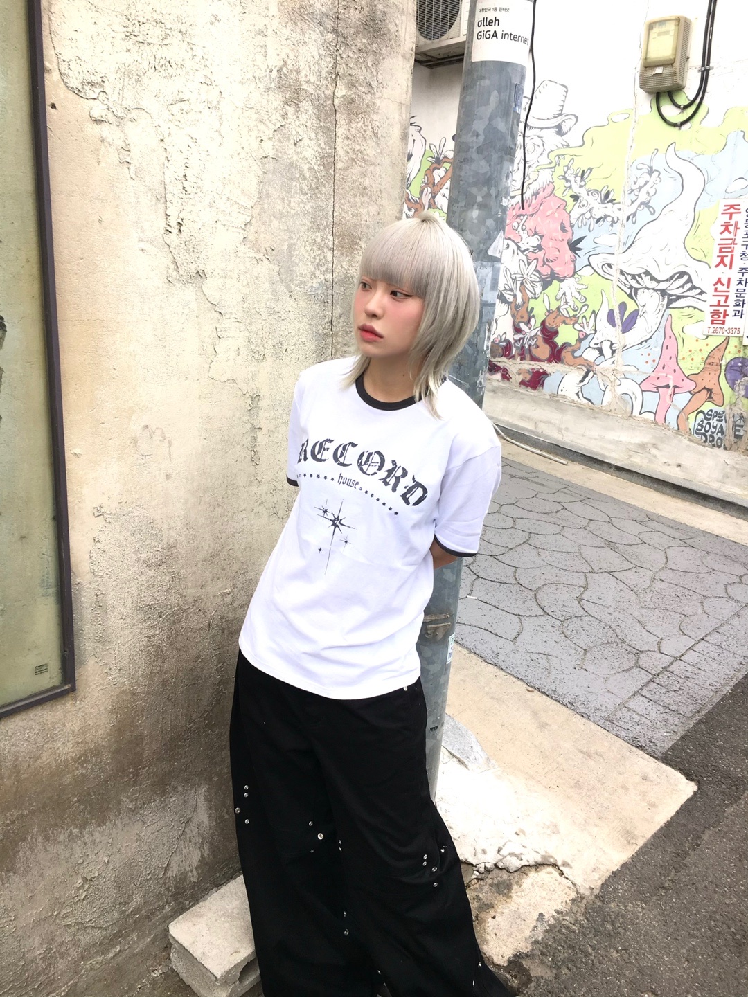 SLOW RECORD HOUSE Unisex RECORD Ringer Tee White 착용 스타일 - 6