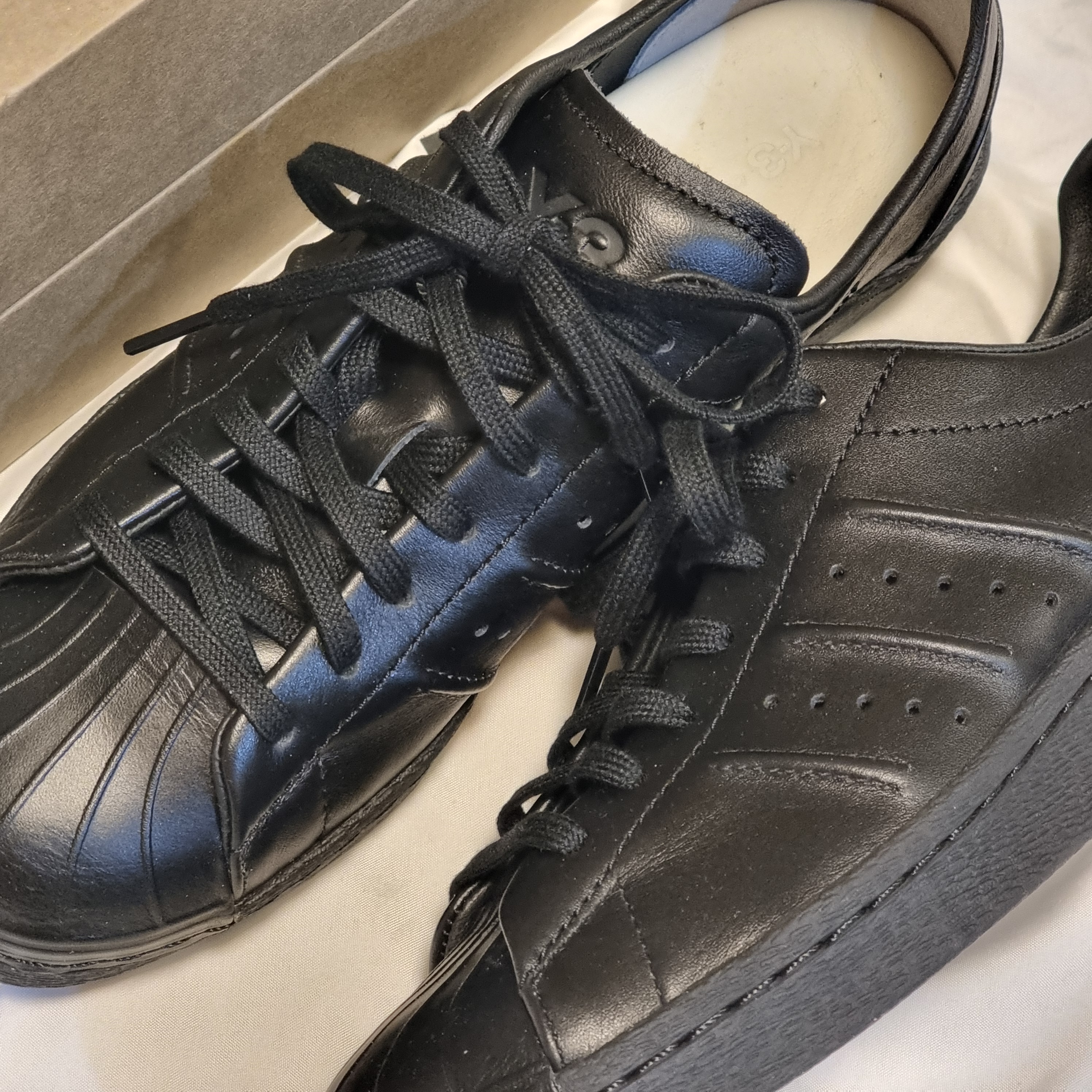 Y-3 Superstar Triple Black 착용 스타일 - 2